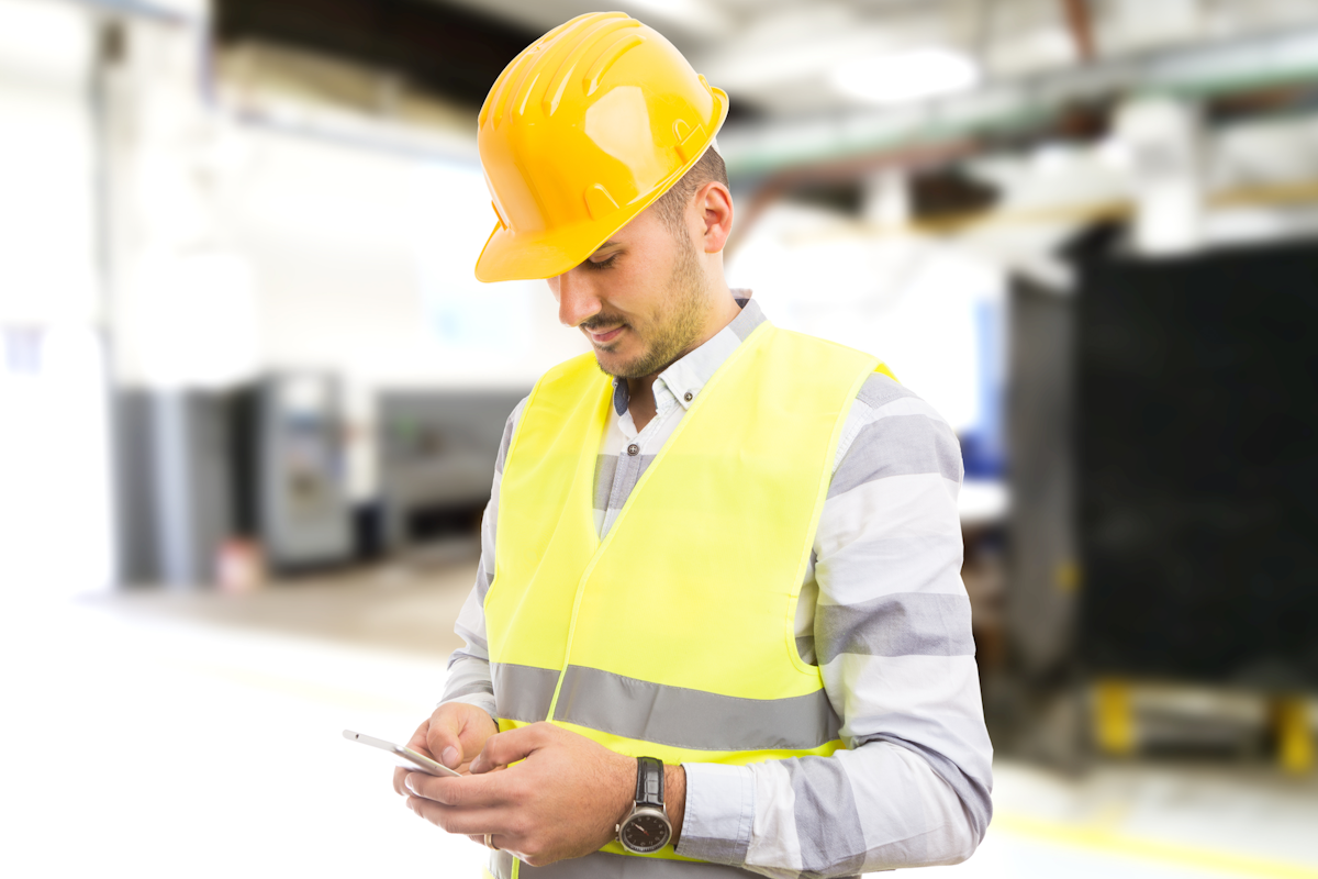 Рабочий мочь. Construction worker showing smartphone. Construction worker Asian smartphone.