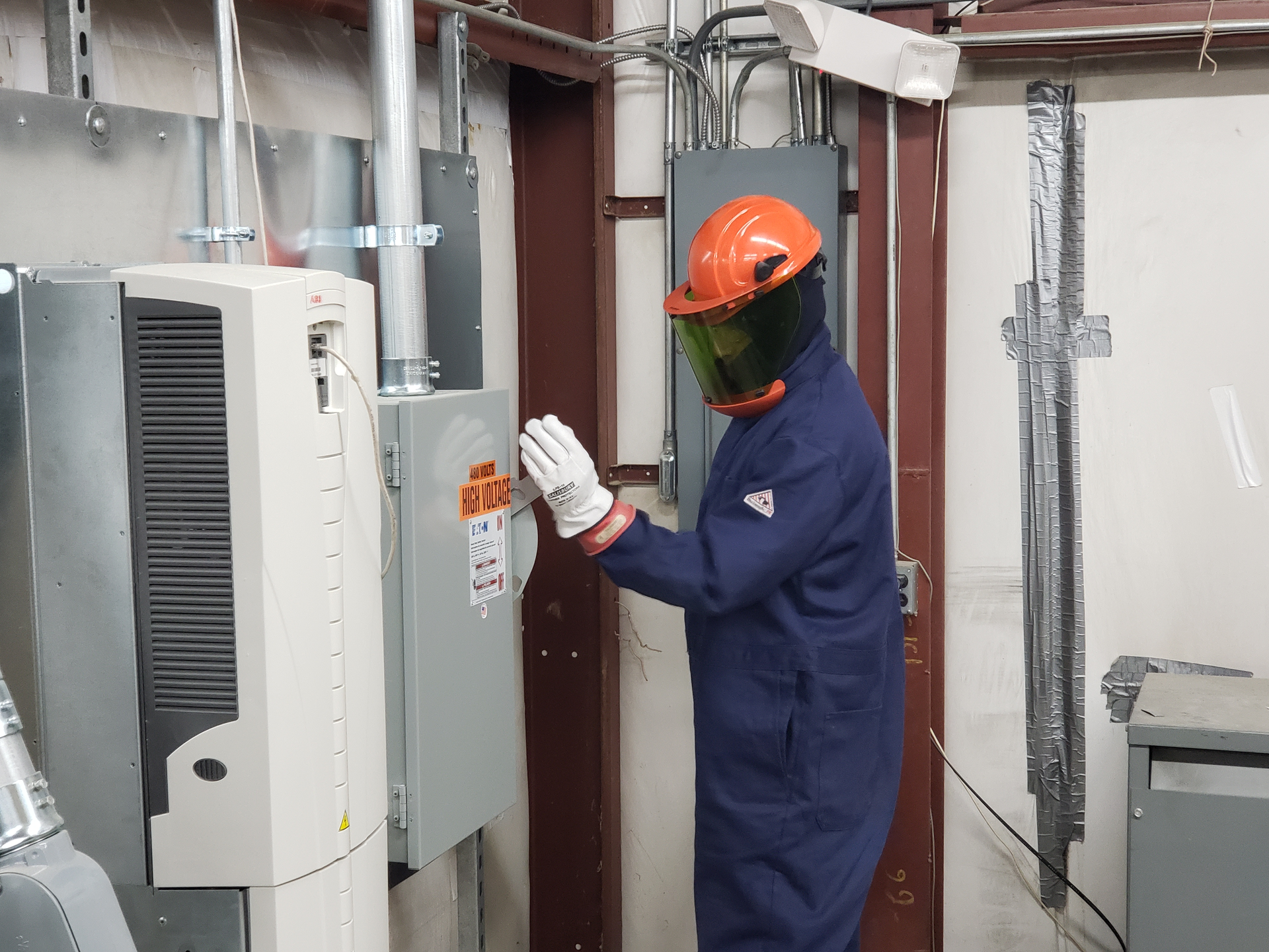 Operating a 480VAC disconnect switch requires a risk assessment be performed to determine if arc plash PPE is required.