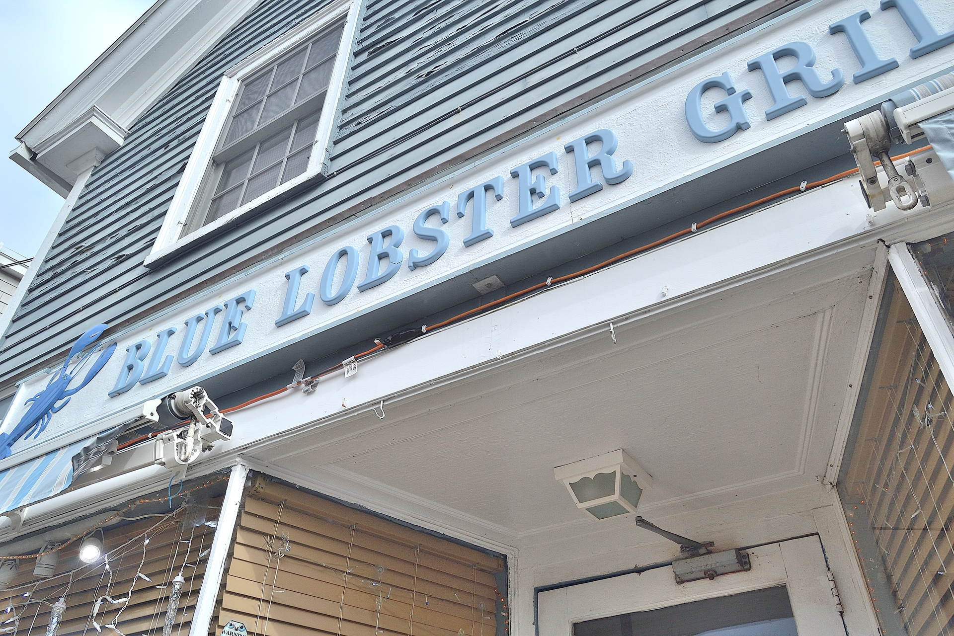 extension cord hanging below restaurant sign