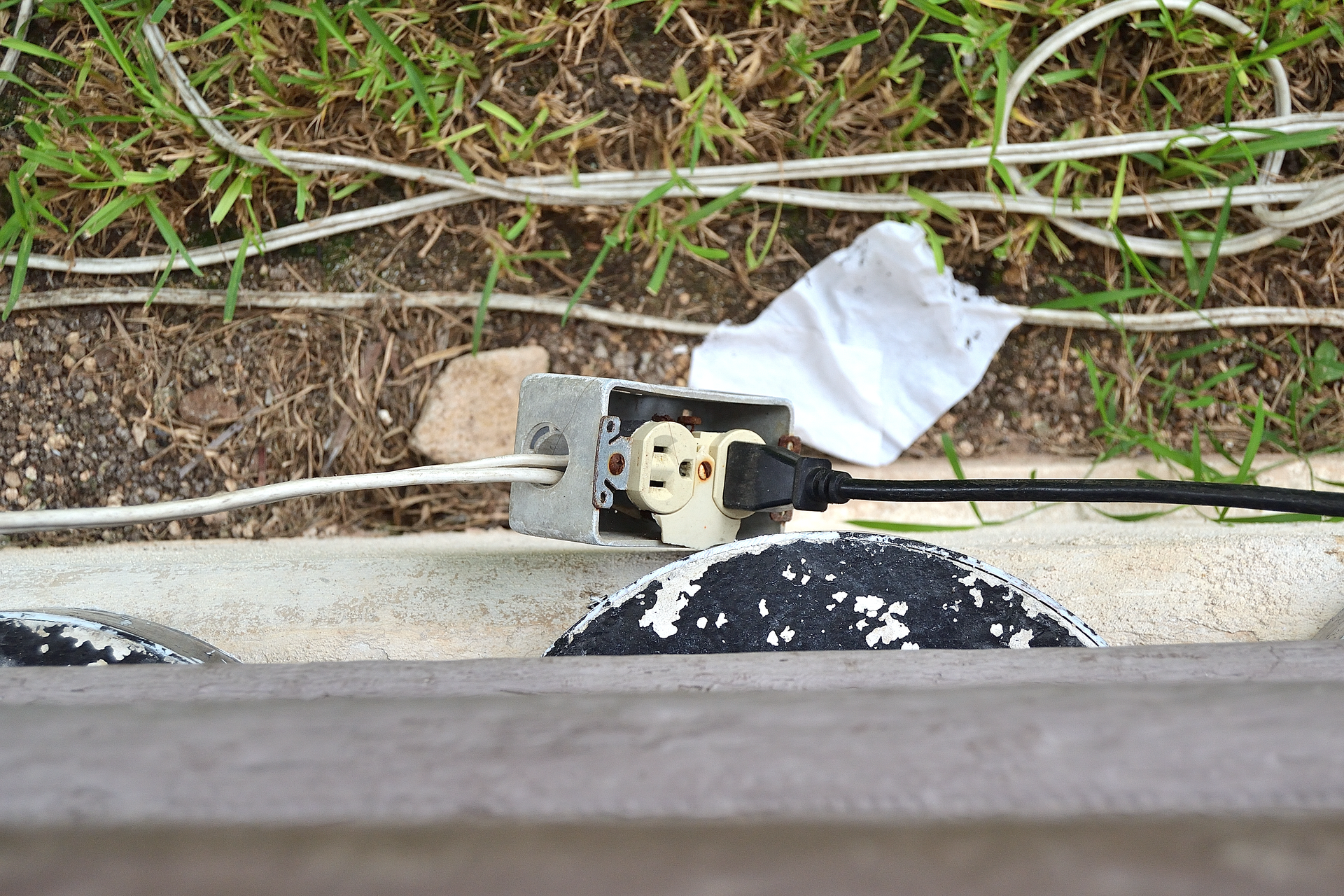 exposed receptacle in wet location