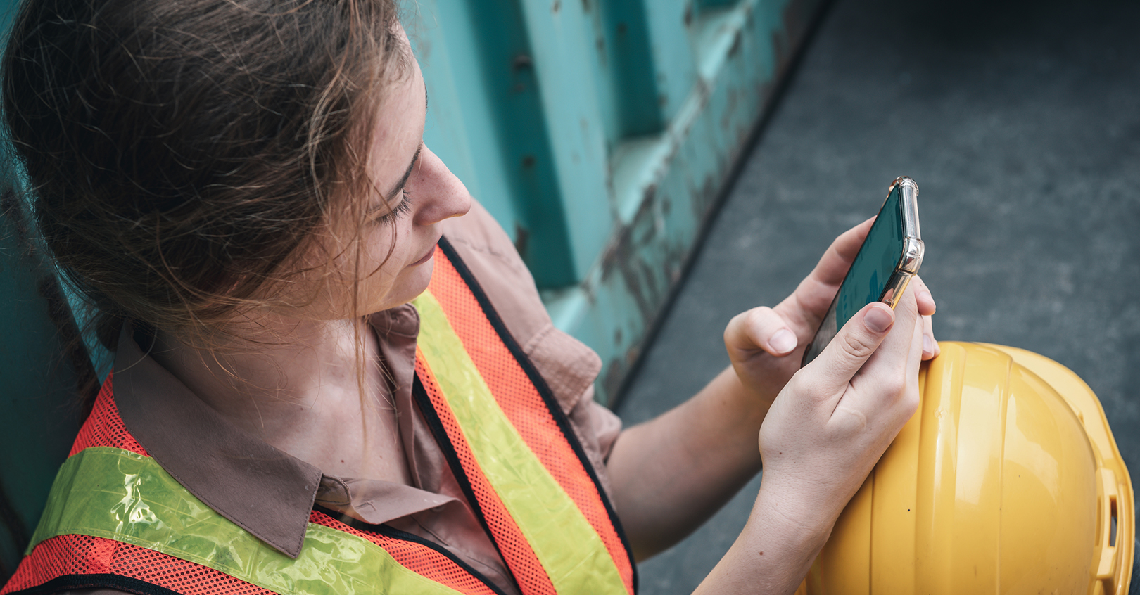 Mobile App Female Construction Worker 6143e4bec317d