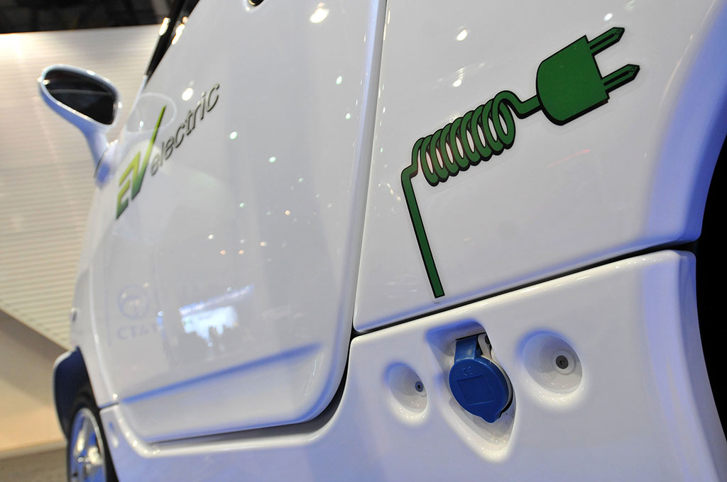 Electric vehicle charging port