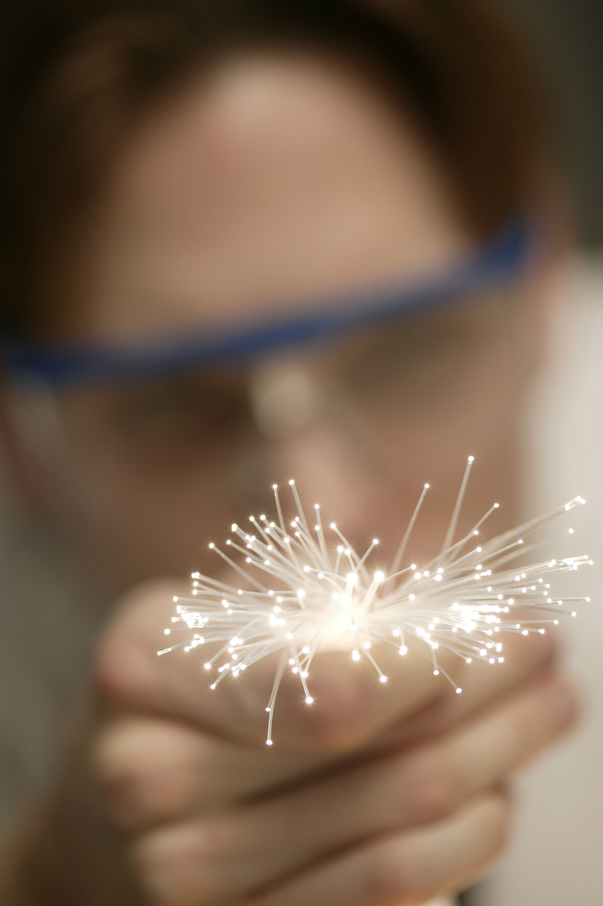 A research team from the University of ElectroCommunications has invented a new fiber optic system that transmits both data and power over the same cable Image courtesy of Thinkstock