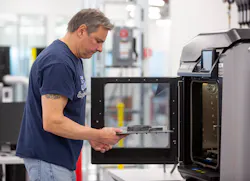 Dave Jacek, 3D printing technician, unloads 3D-printed medical face shield parts at Ford’s Advanced Manufacturing Center. (Cred: Ford Motor Company) Dave Jacek, 3D printing technician, unloads 3D-printed medical face shield parts at Ford’s Advanced Manufacturing Center. (Cred: Ford Motor Company)