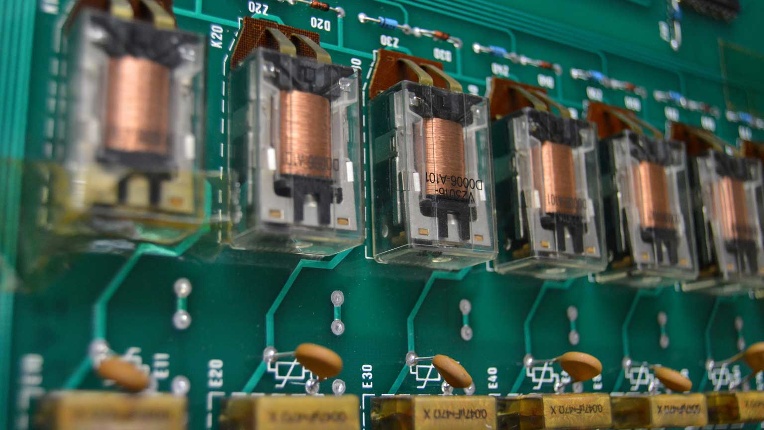 Relays Jorgeprz Dreamstime L 51688857 60ef39a1a8f71