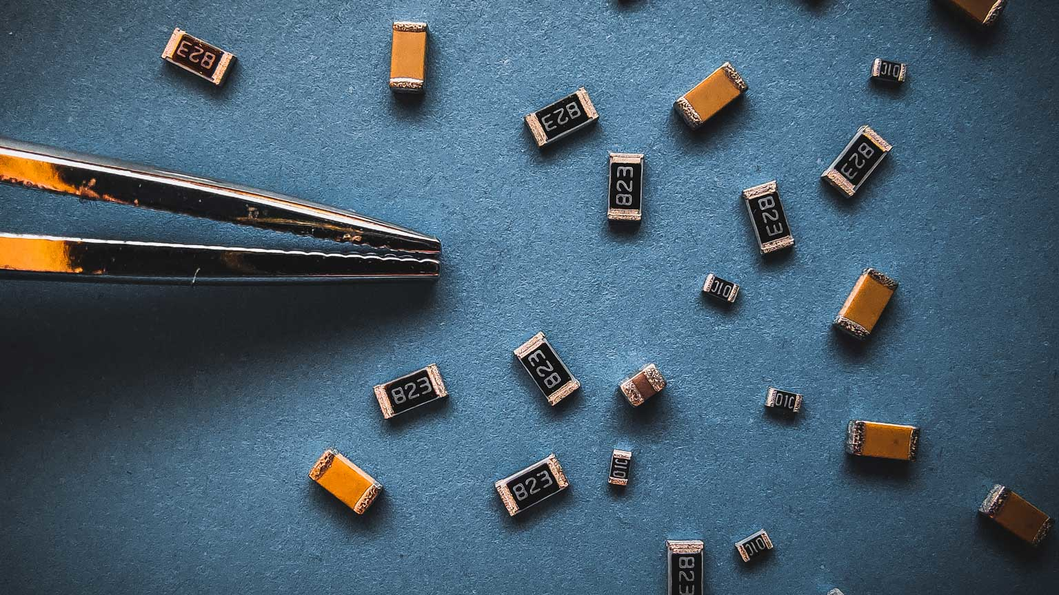 Electronic Components Jordi Villar Dreamstime L 233014260 628be2128087b