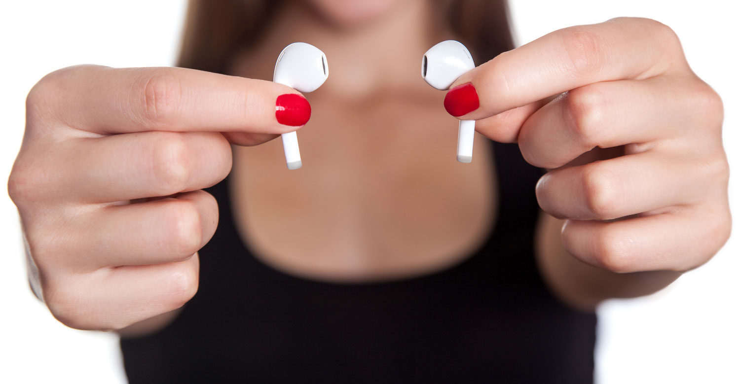 Earbuds Istock Khosrork 606668184 62e2b32b23945