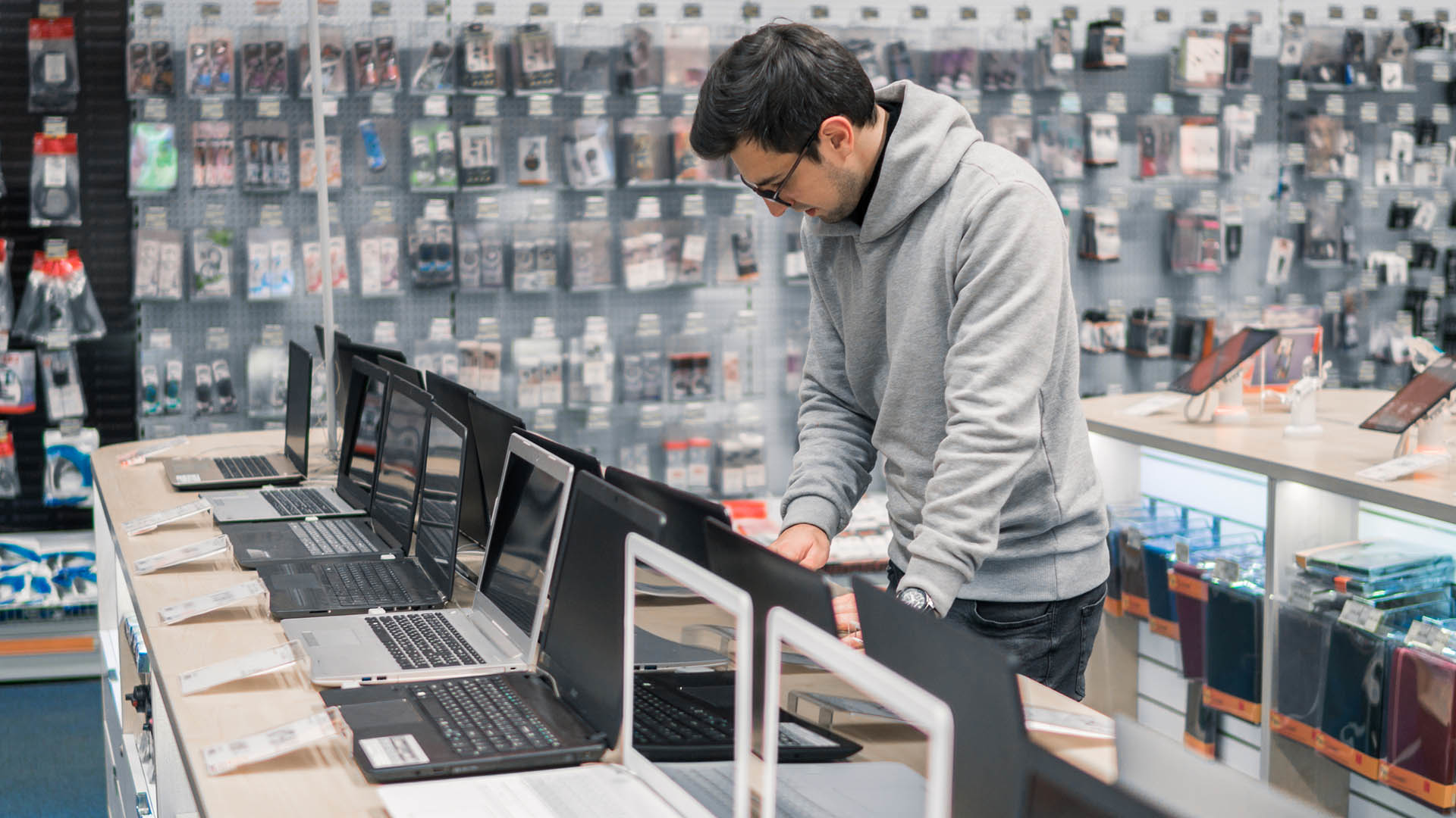 Laptop Customer Dreamstime L 104370891