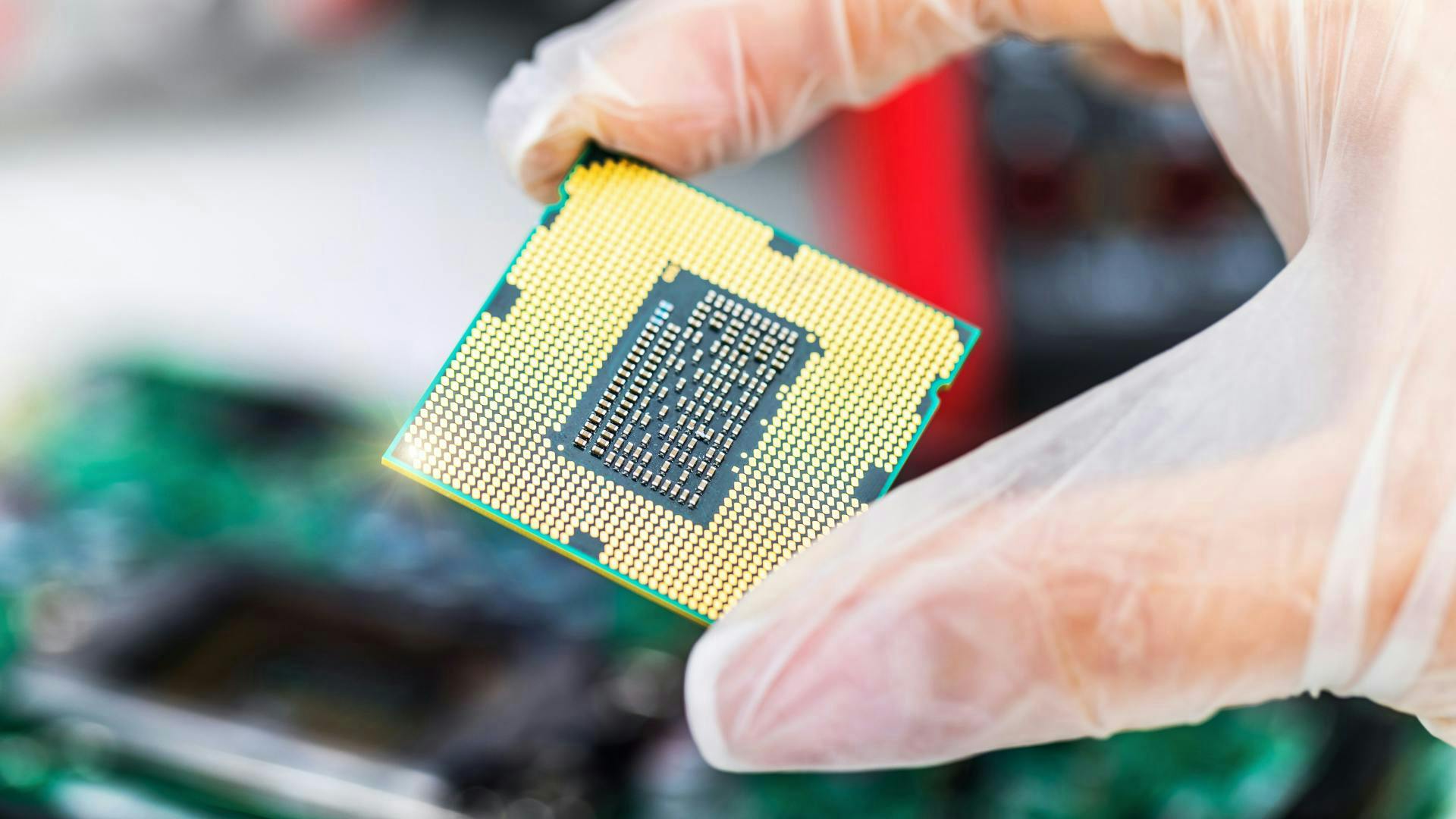 chipmanufacturing_dreamstime_l_99100595