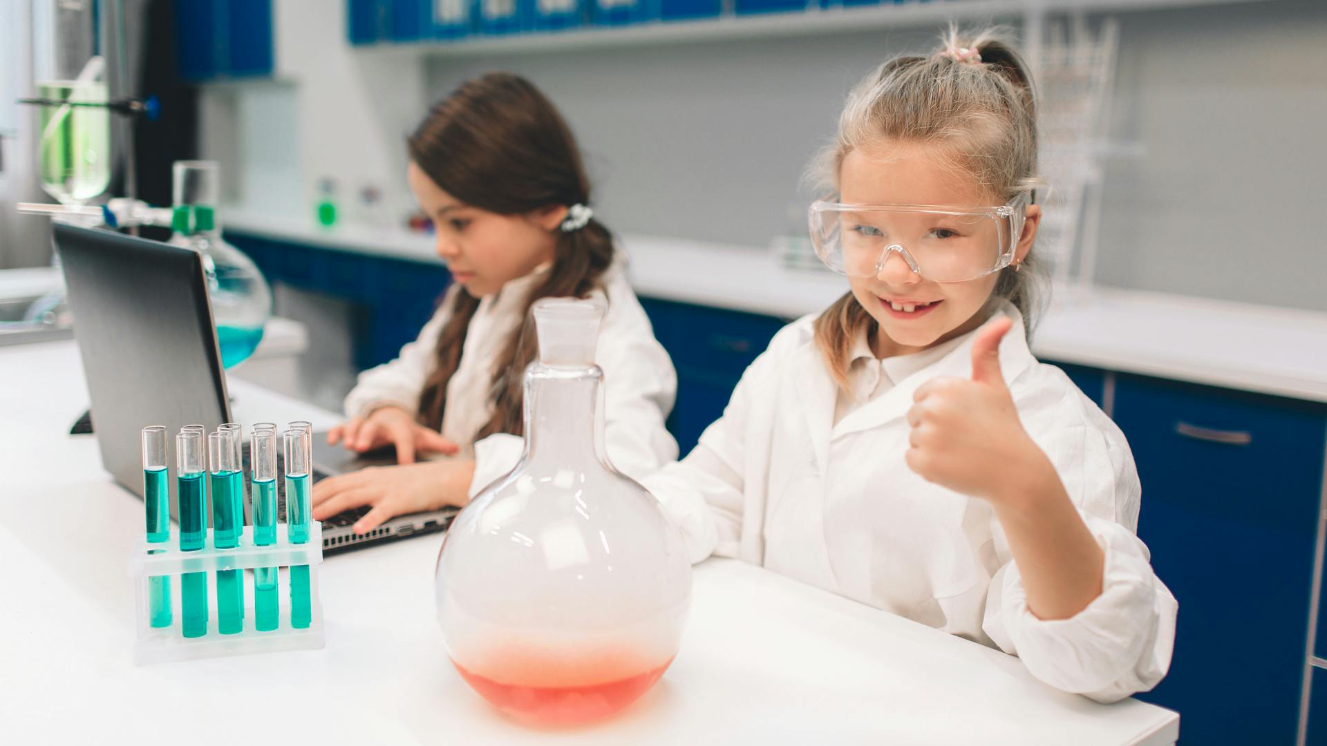 girlsday_dreamstime_l_108323877