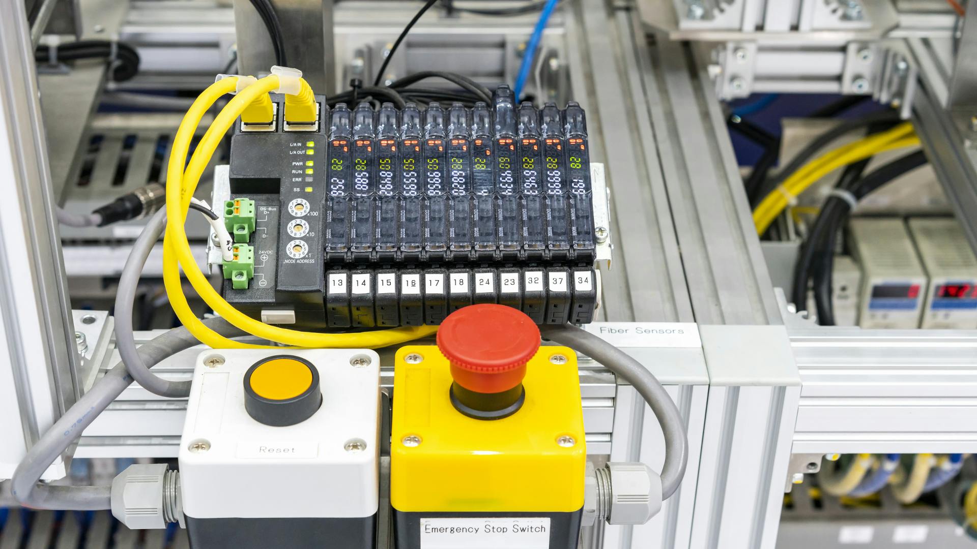 ethernetstopswitch_dreamstime_l_139453497