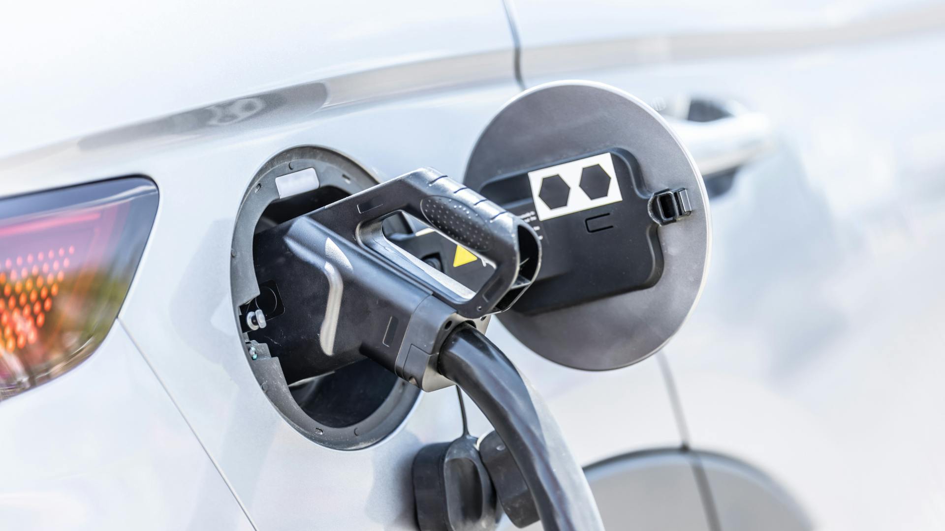 evcharging_dreamstime_l_393626347