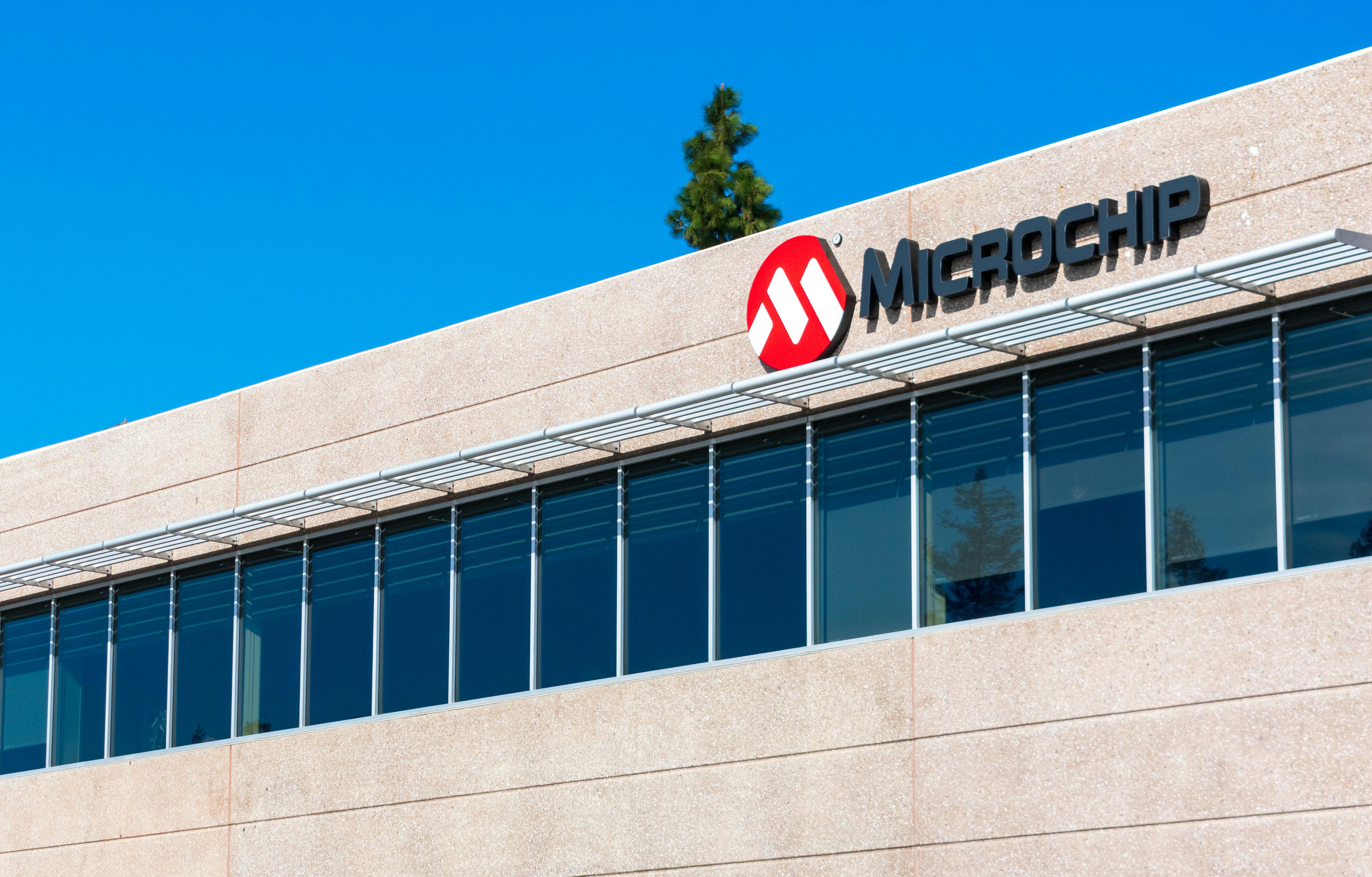 id_174168074__microchip__michaelvi__dreamstime