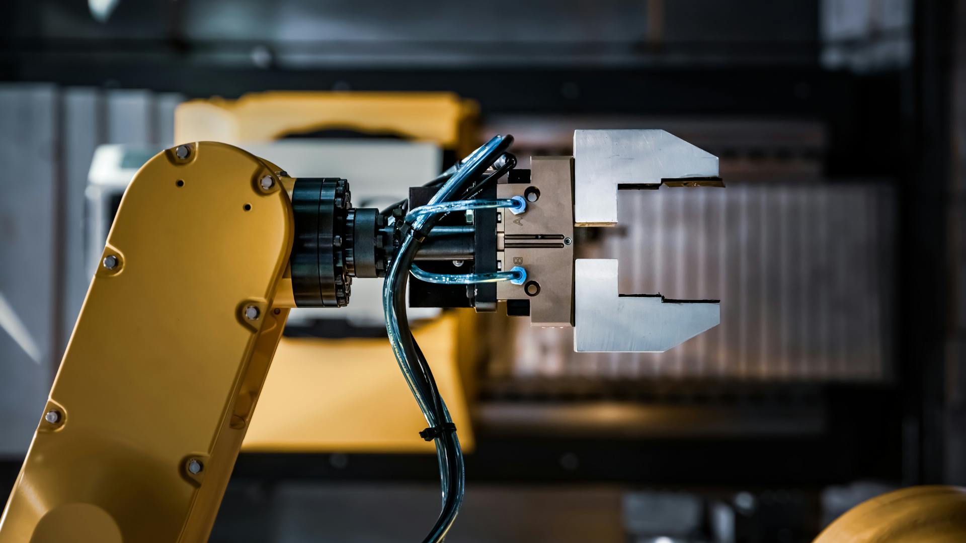 robotic_arm_dreamstime_l_245136304