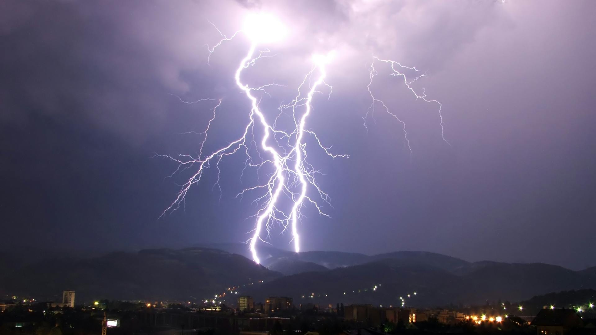 lightning_dreamstime_l_1090238