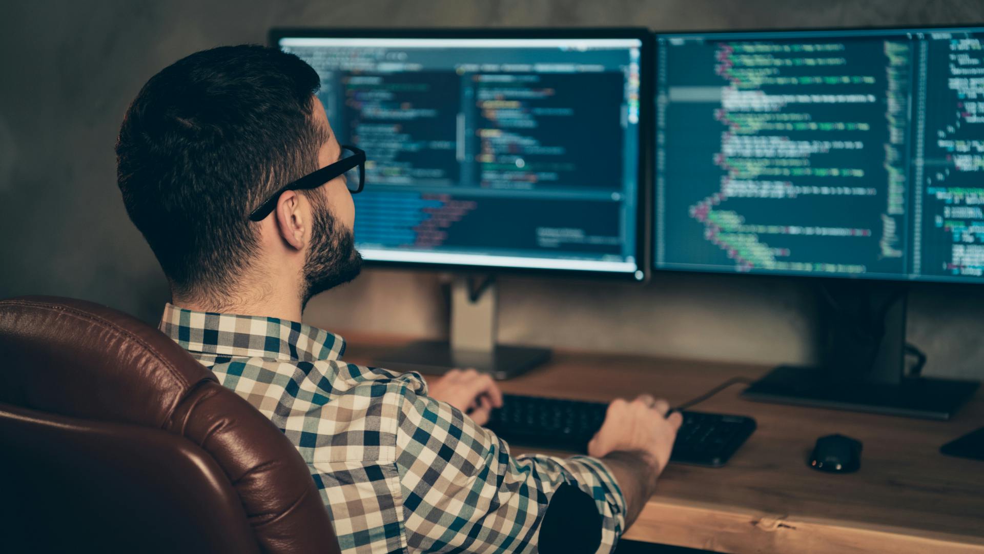 programmer_dreamstime_l_154079959