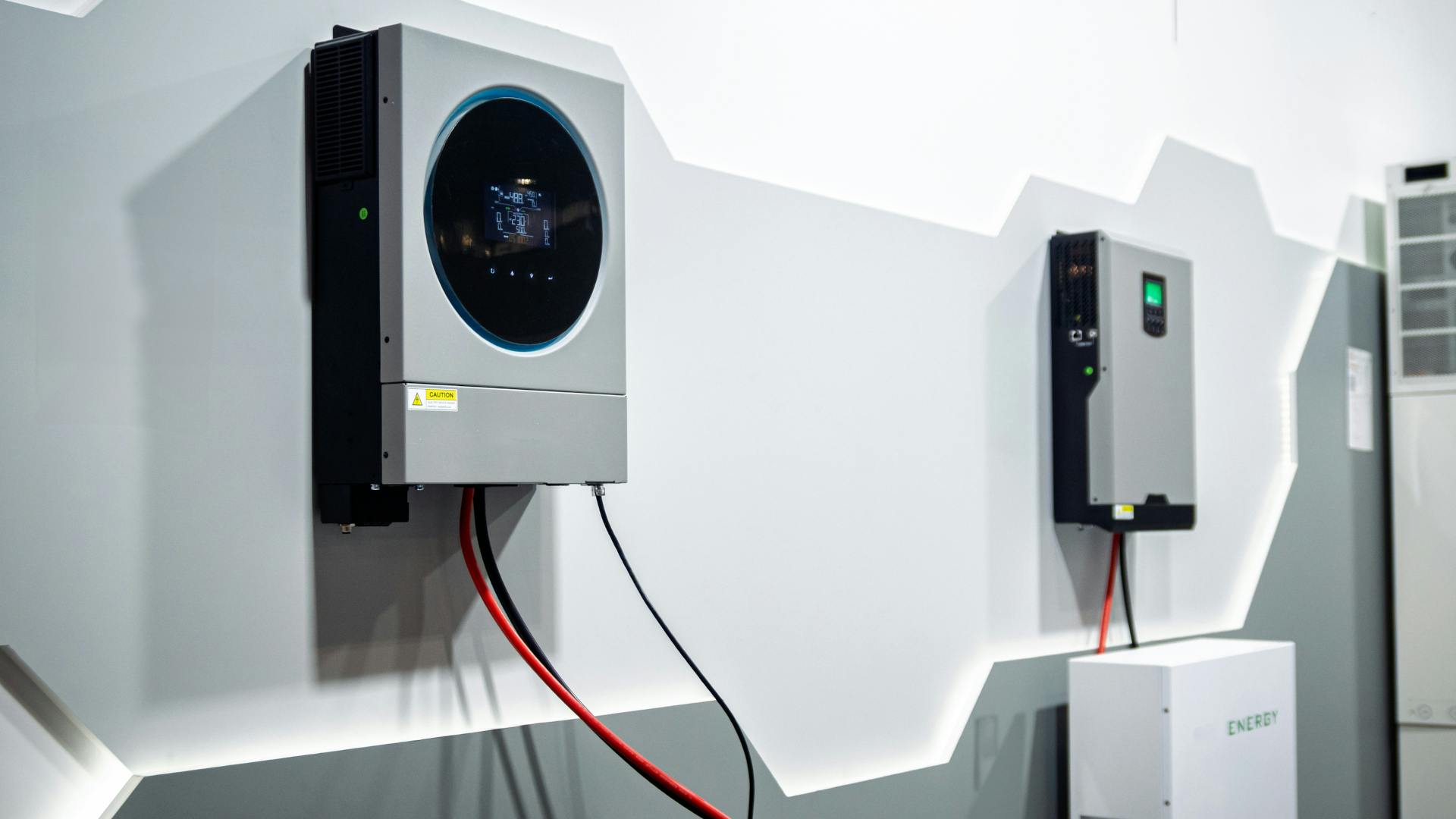 solarpowerinverter_dreamstime_l_411916215