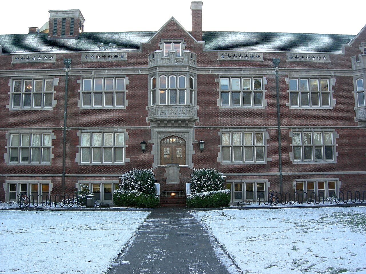Image of EIiot Hall at Reed College. Credit By Makaristos - Own work, Public Domain/Wikimedia Commons