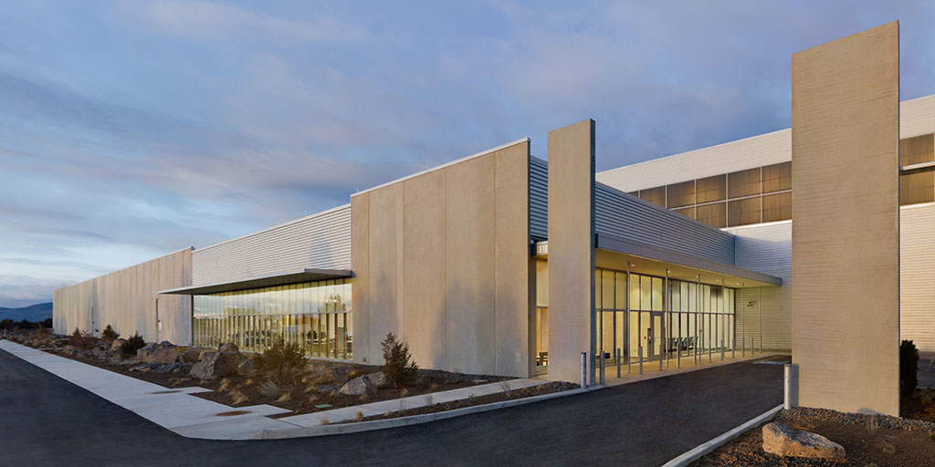 Facebook_prineville-data-center-exterior