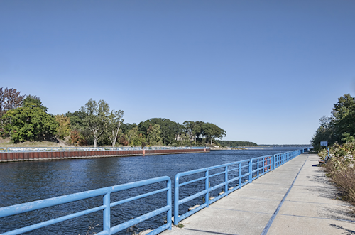 iStock/kellingo