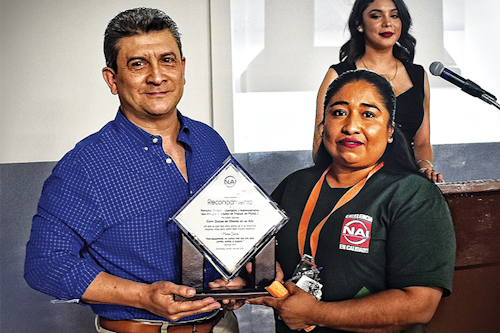 Carlos Canez, NAI’s director of operations in Mexico, presents a Defect-Free Award trophy to employees of Plant #2 in recognition of their outstanding achievement. Graphic courtesy of NAI