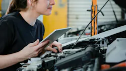 65b2b63df1d587001e0f324e Woman Tech Underhood With Tablet Used 64 Vsp Adobe 65b2b63df1d587001e0f324e Woman Tech Underhood With Tablet Used 64 Vsp Adobe