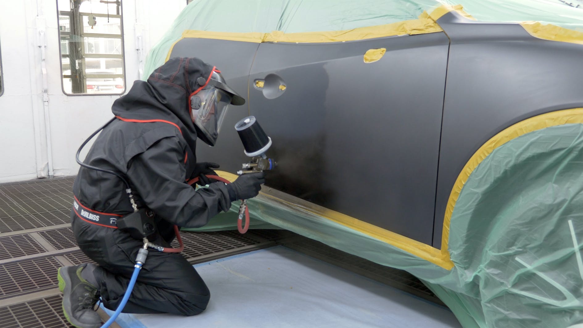 When blending Machine Gray, Axalta recommends spraying a wet bed to properly orient aluminum flakes.