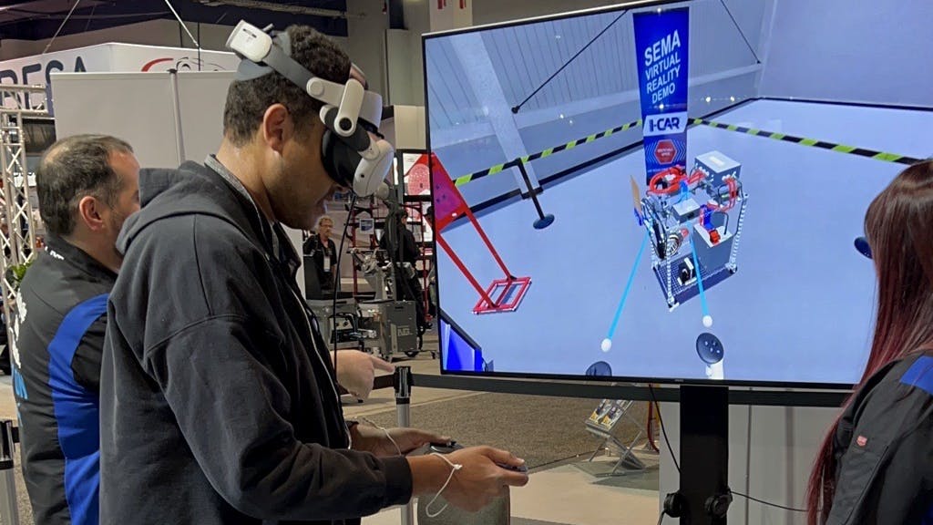 FenderBender and ABRN Associate Editor Abdulla Gaafarelkhalifa tries out the Immersive Virtual Reality Training system by I-CAR at the SEMA Show.