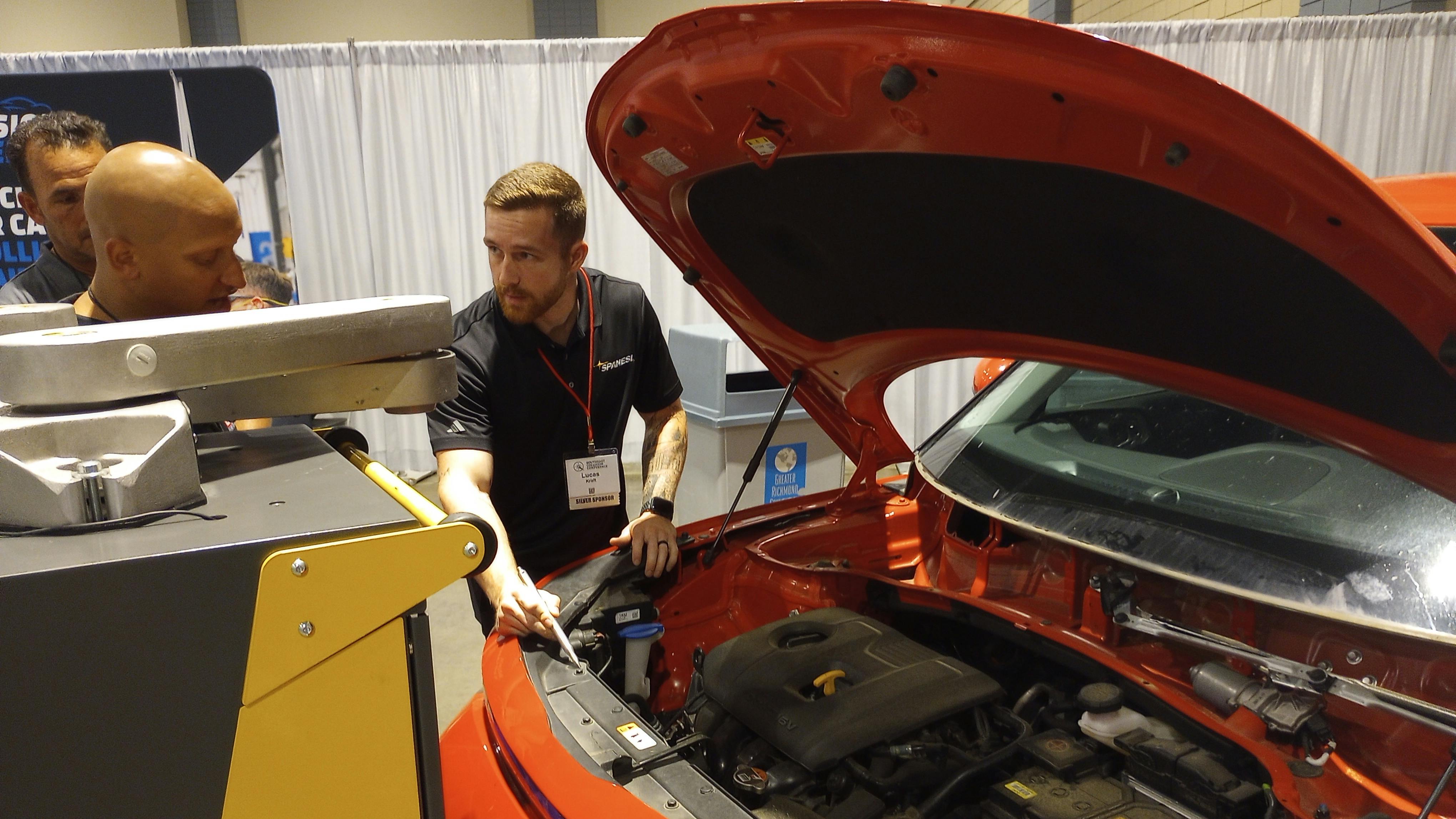 Spanesi's Lucas Kraft demonstrates how to use a 3D measuring system.