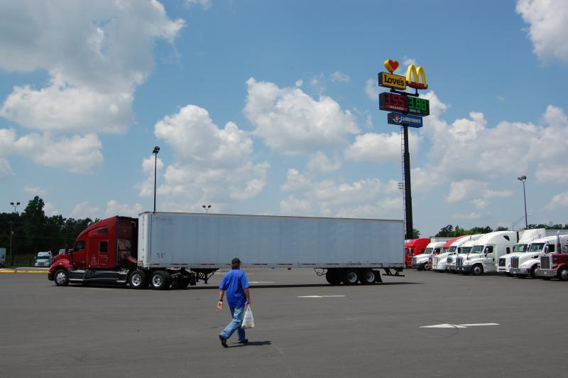 Fleetowner Com Sites Fleetowner com Files Uploads 2014 07 Driver Walking