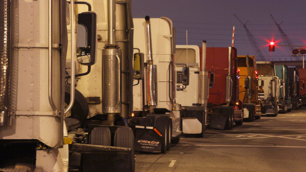 Refrigeratedtransporter 3073 Port Of La Trucks In Queue