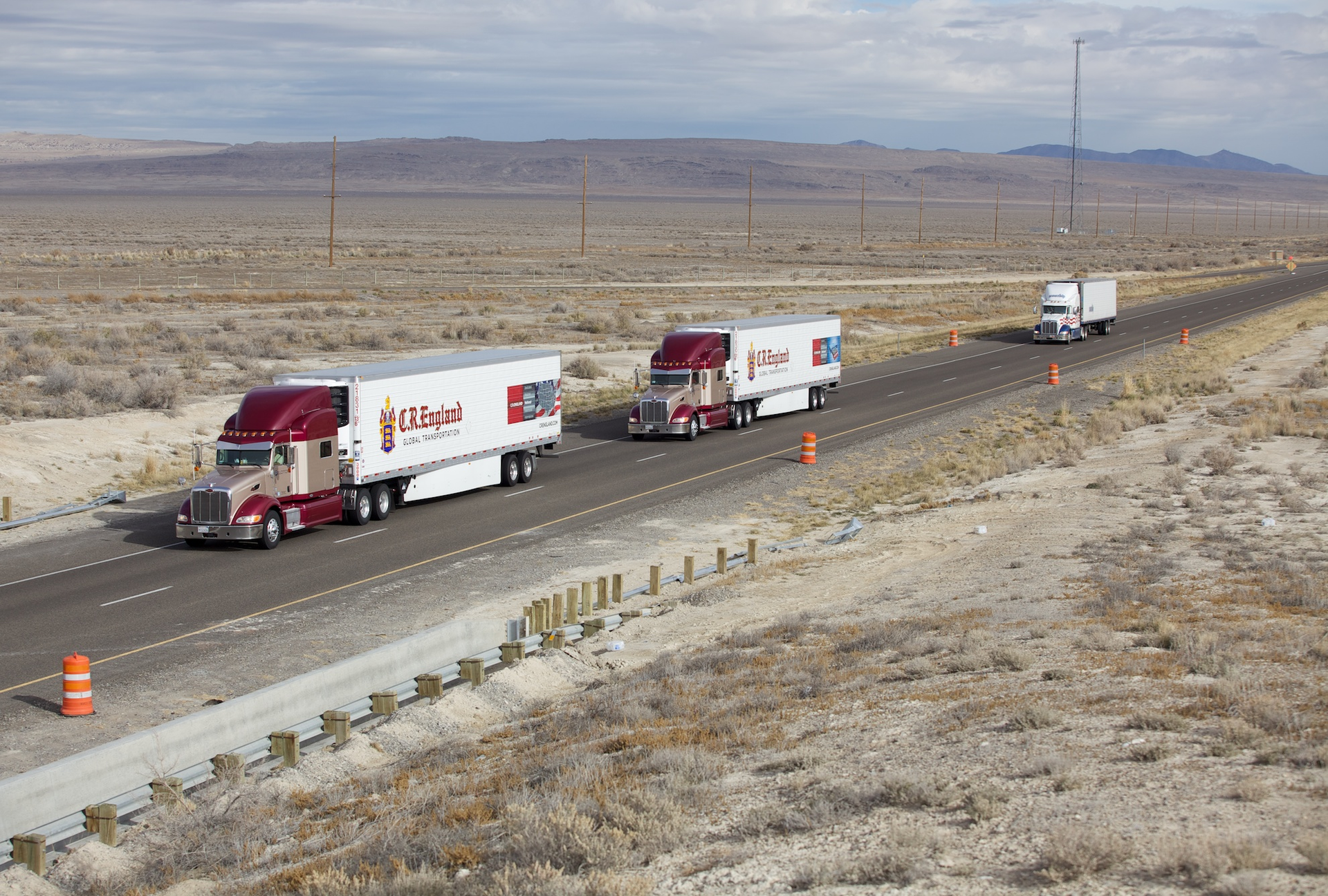 Pelotonrsquos V2V tehcnologybased truck platooning concept was proved out in the real world via fuelefficiency testing of this pair of electronically linked CR England rigs