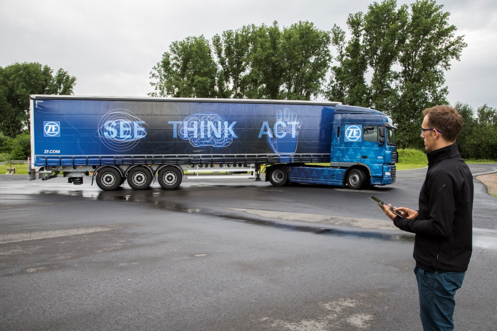 The SafeRange function of the ZF Innovation Truck 2016 demonstrates how sensors intelligent electronics and mechatronic systems can optimize processes at the loading dock by networking vehicle and depot