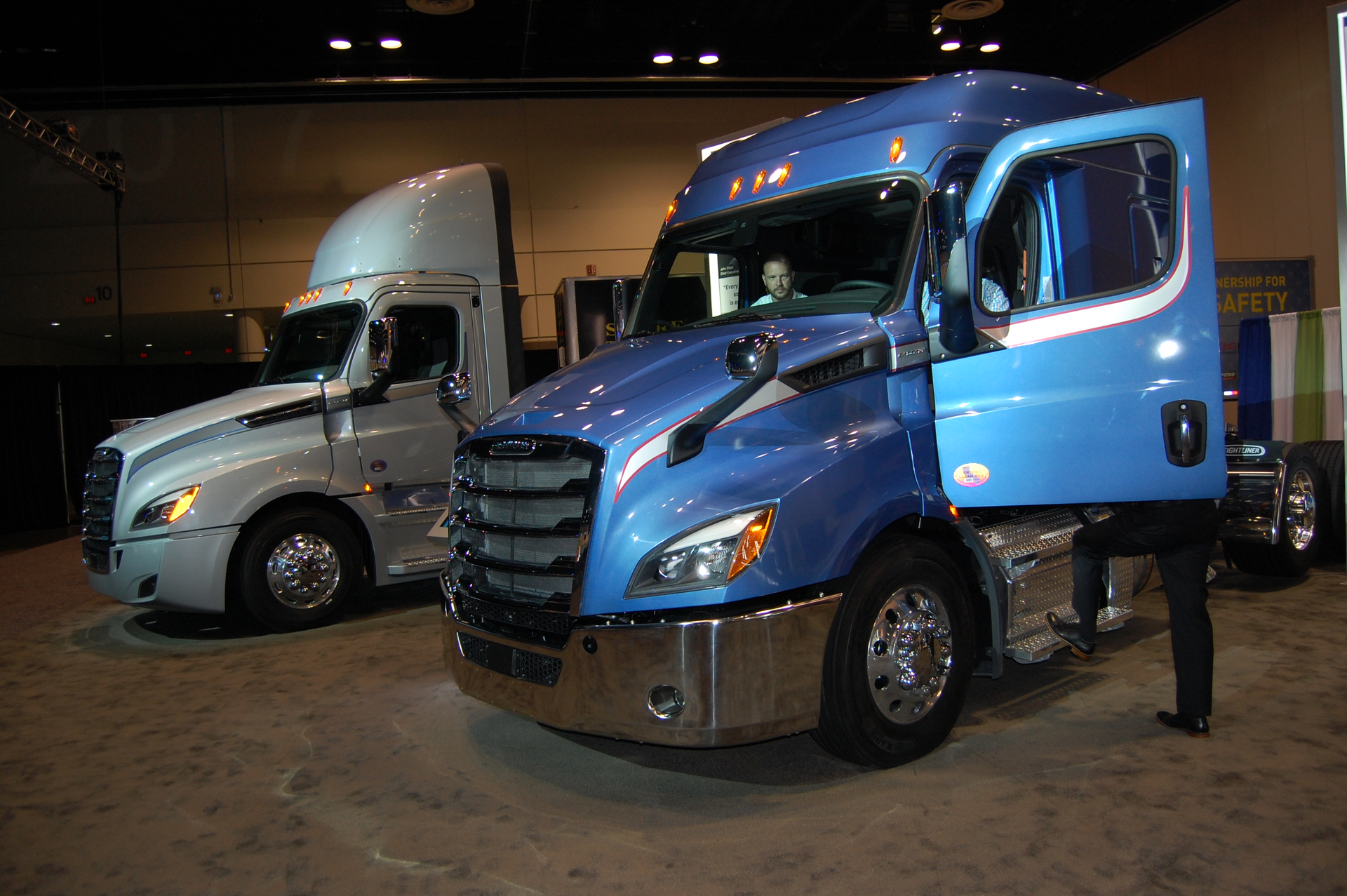 DTNA expects truck production to finish strong by the end of 2017, the company said during ATA&rsquo;s 2017 MC&E.