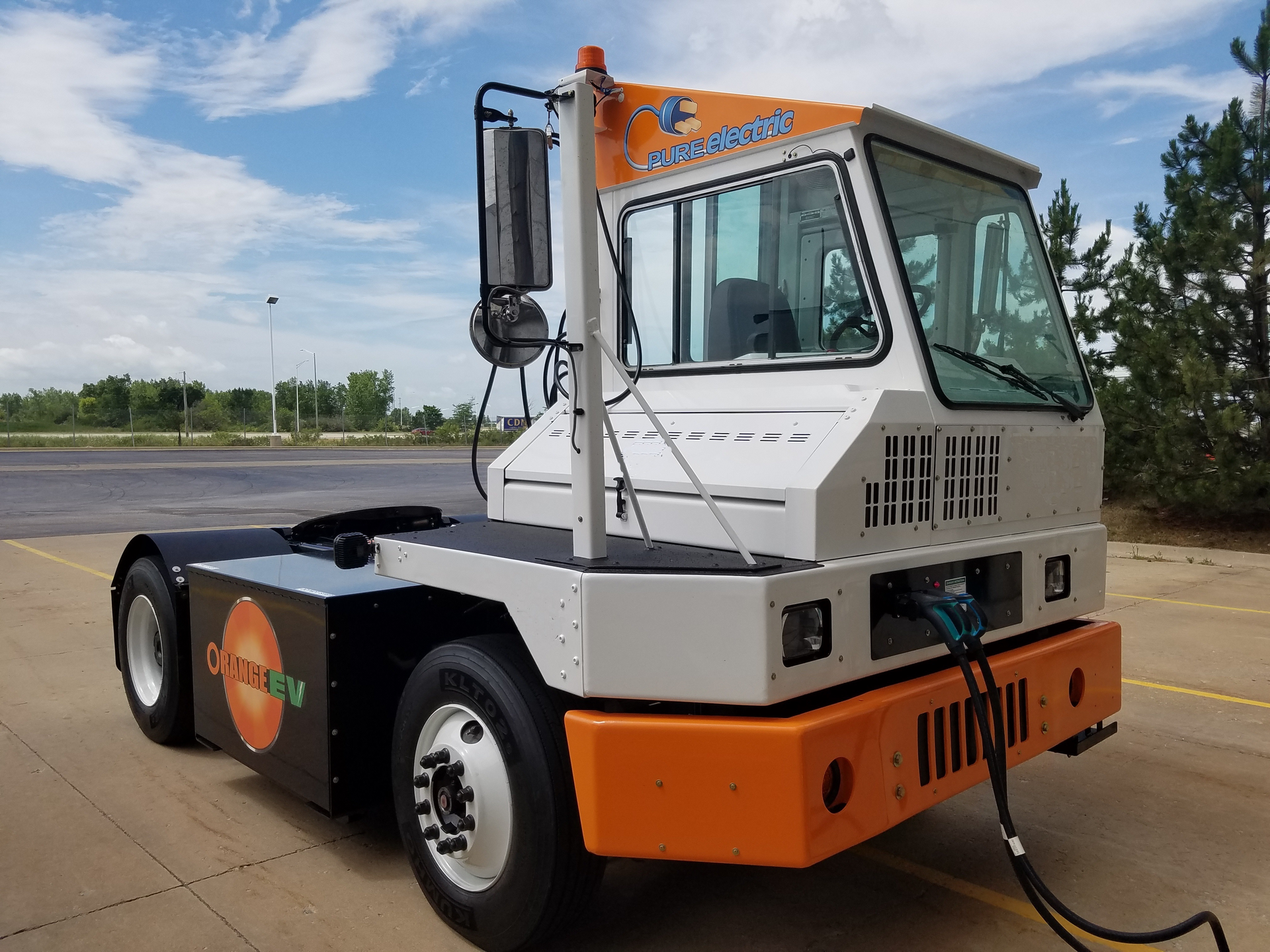 orange-ev-t-series-pure-electric-terminal-truck.jpg