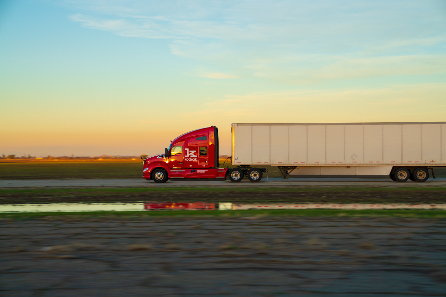A Kodiak Robotics truck, which is controlled on-highway by artificial intelligence, hauls freight in Texas.
