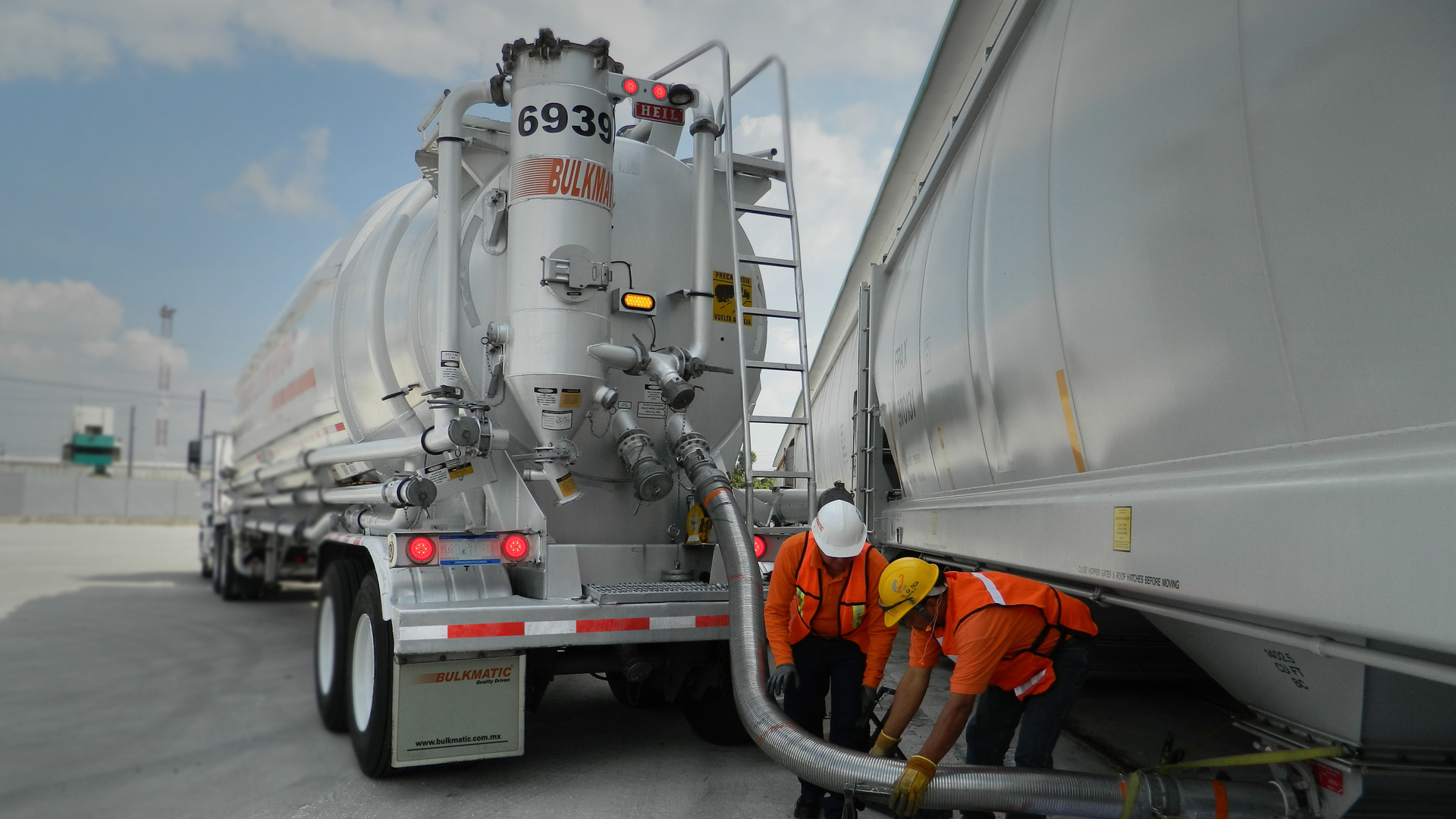 Pulsating brake-activated lamps, in addition to standard steady-burning brake lamps, can help avoid rear-end collisions.