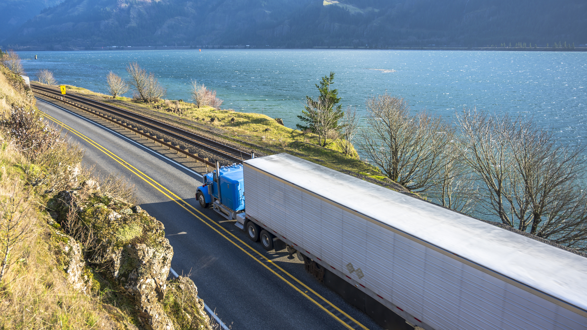 White Trailer Highway 154242003 Vitpho Dreamstime 6141e0e37596b