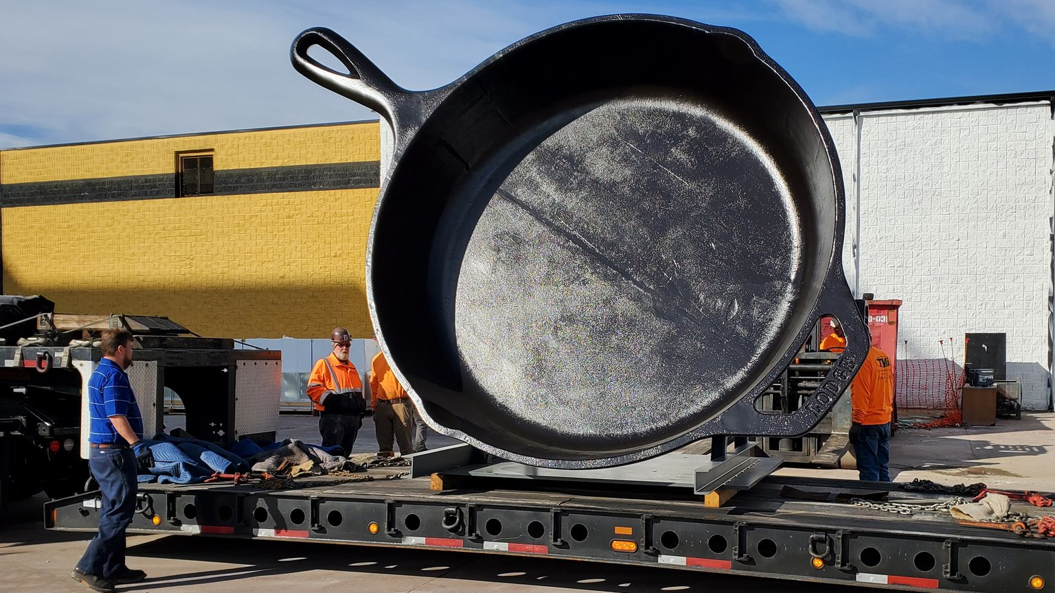 Worlds Largest Cast Iron Skillet 61ea29df10551