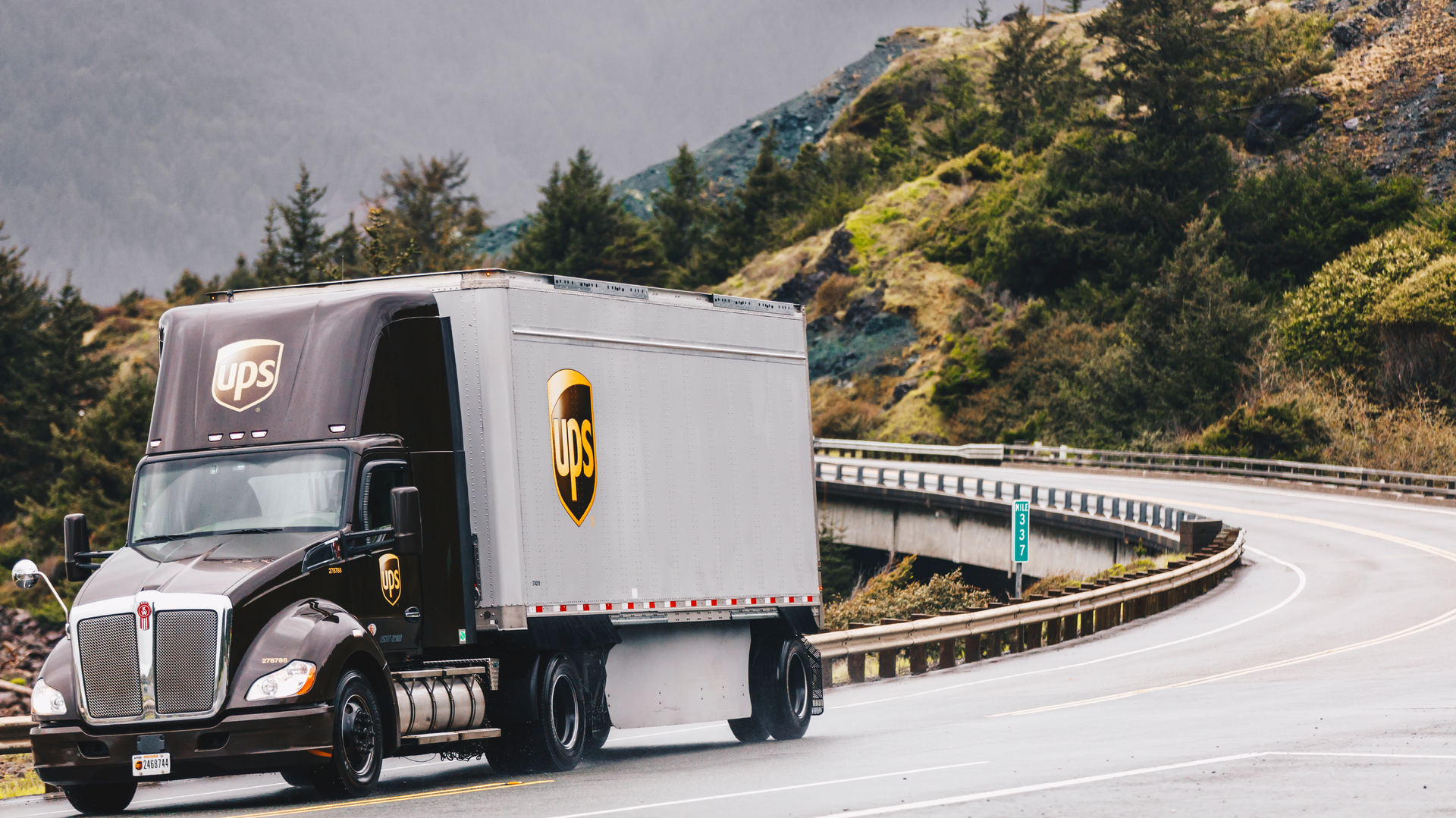 1224904 Ups Feeder Truck 64c004c475bca