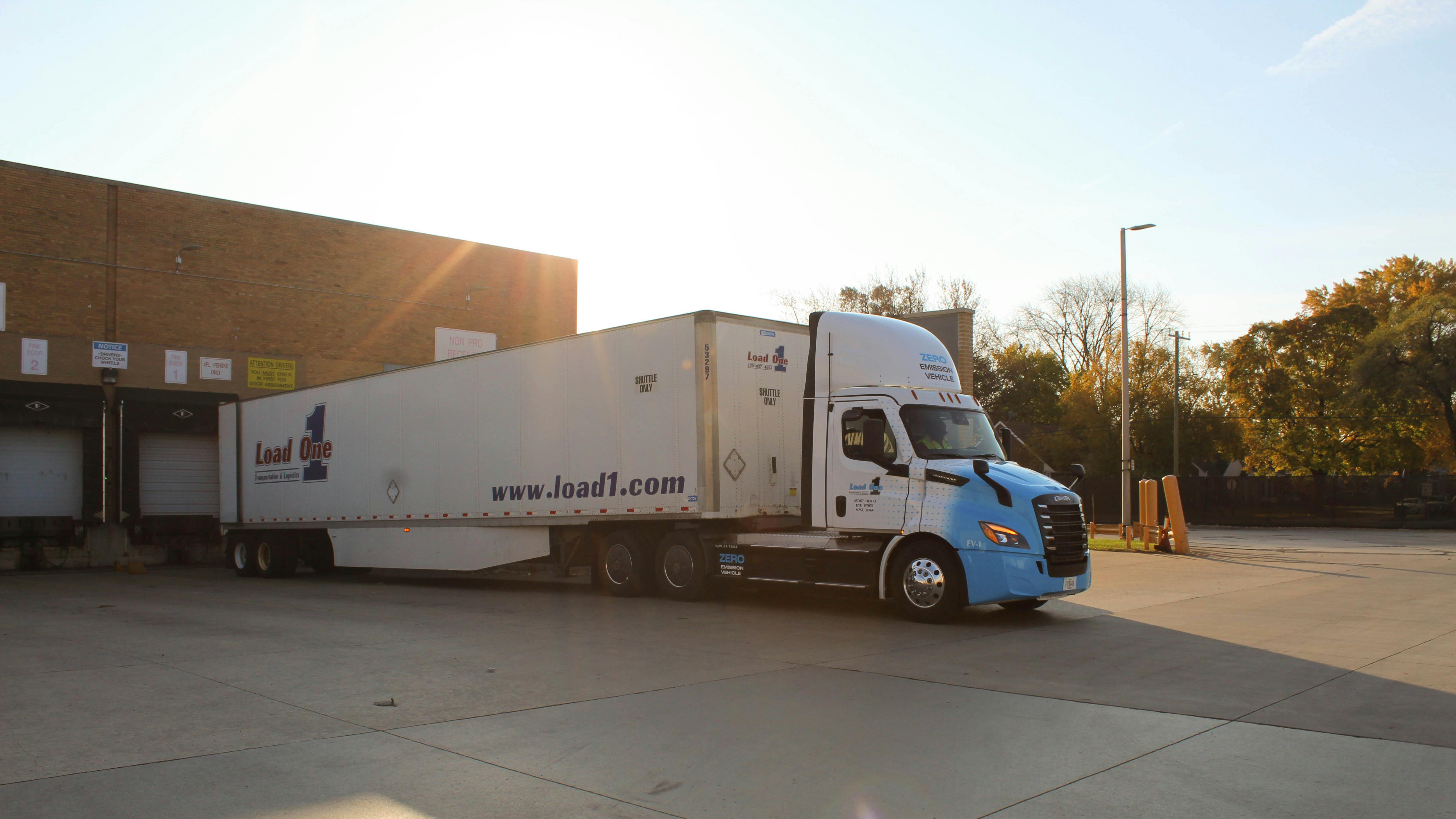 Daimler Truck launches first electric Freightliner eCascadia in Detroit, paving the way for sustainable logistics