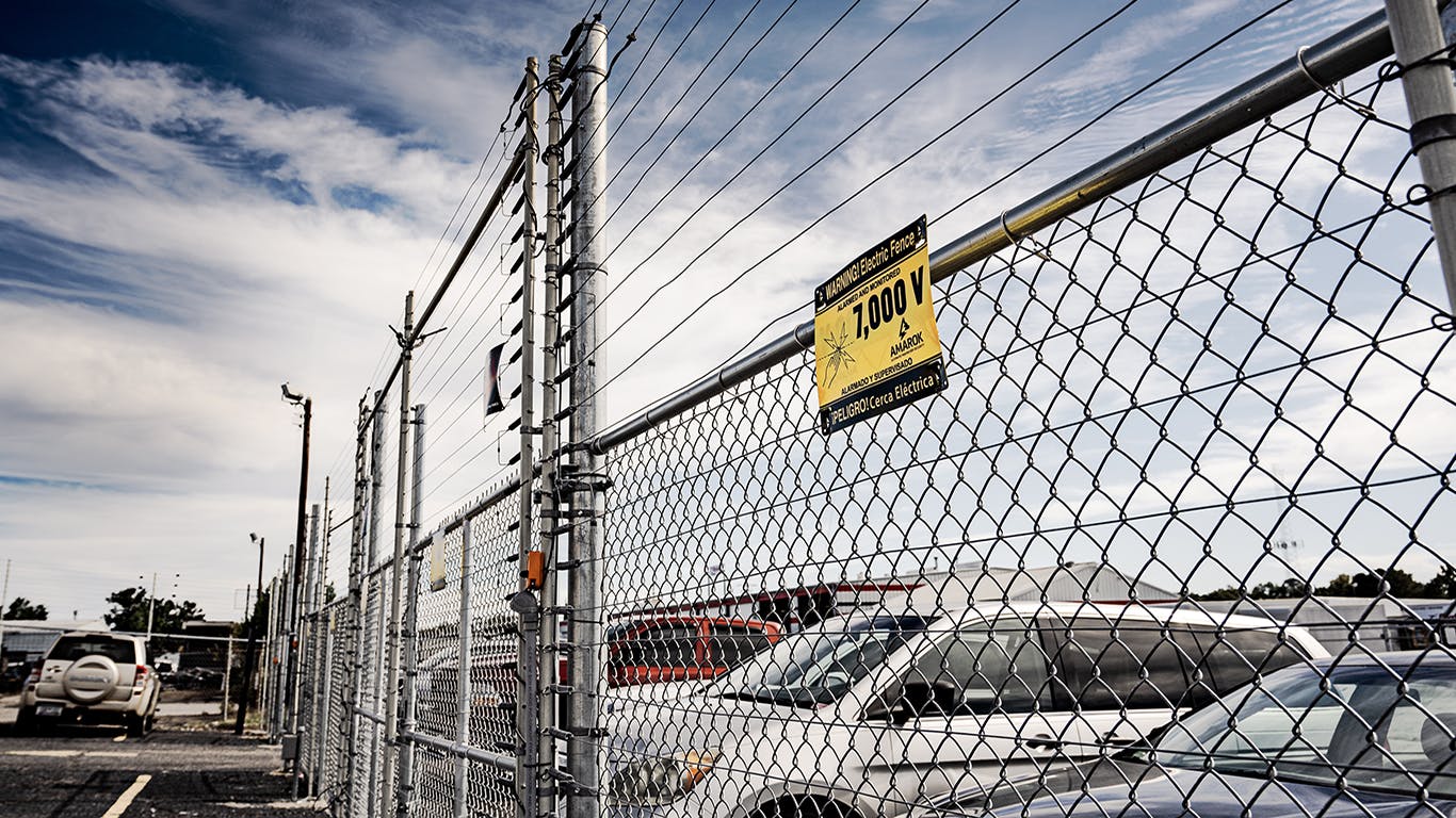 amarok_egd30seriesfence_landscapeviewfencesigncars