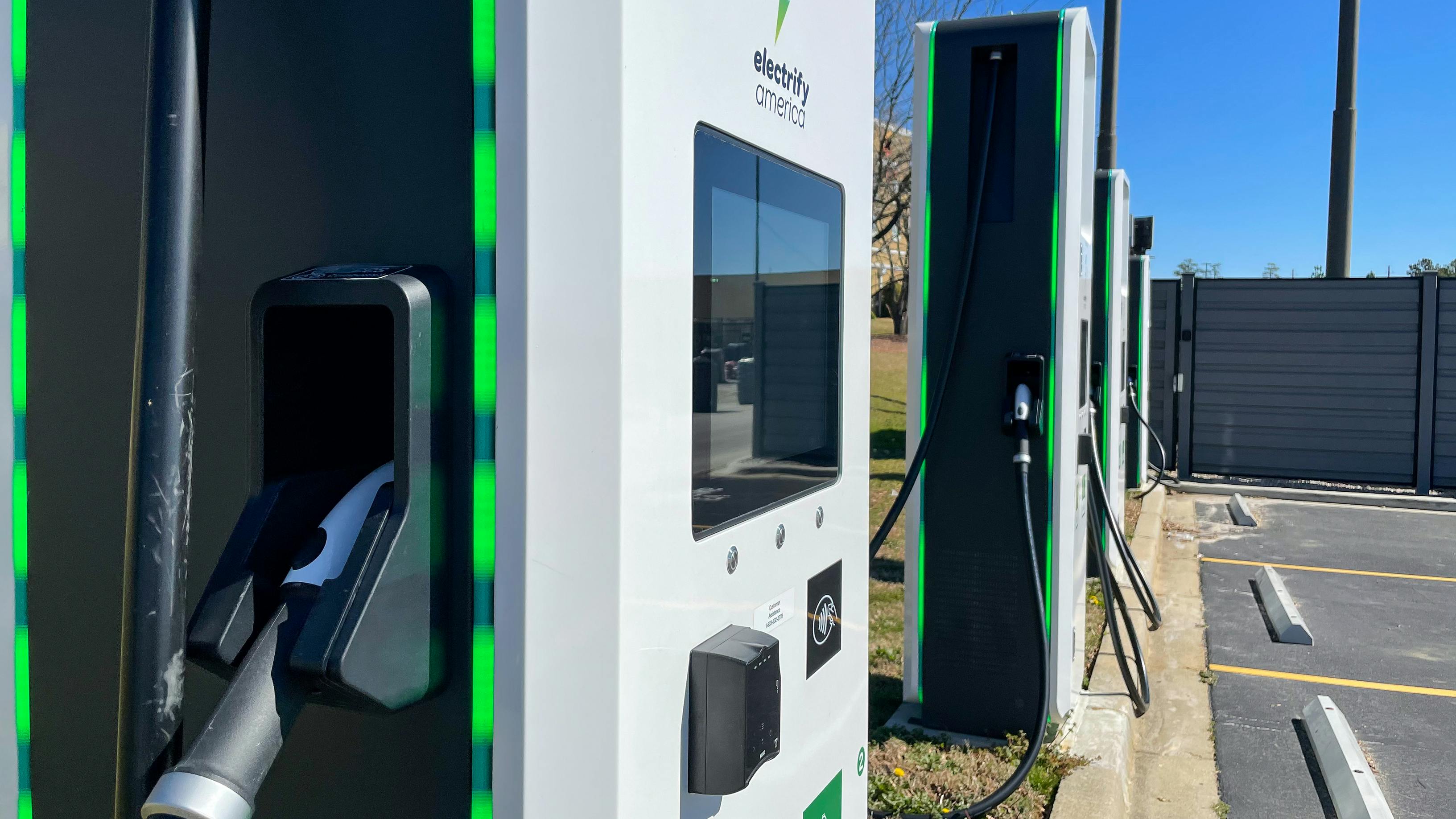 How fleet managers can create a resilient EV charging strategy in a shifting market