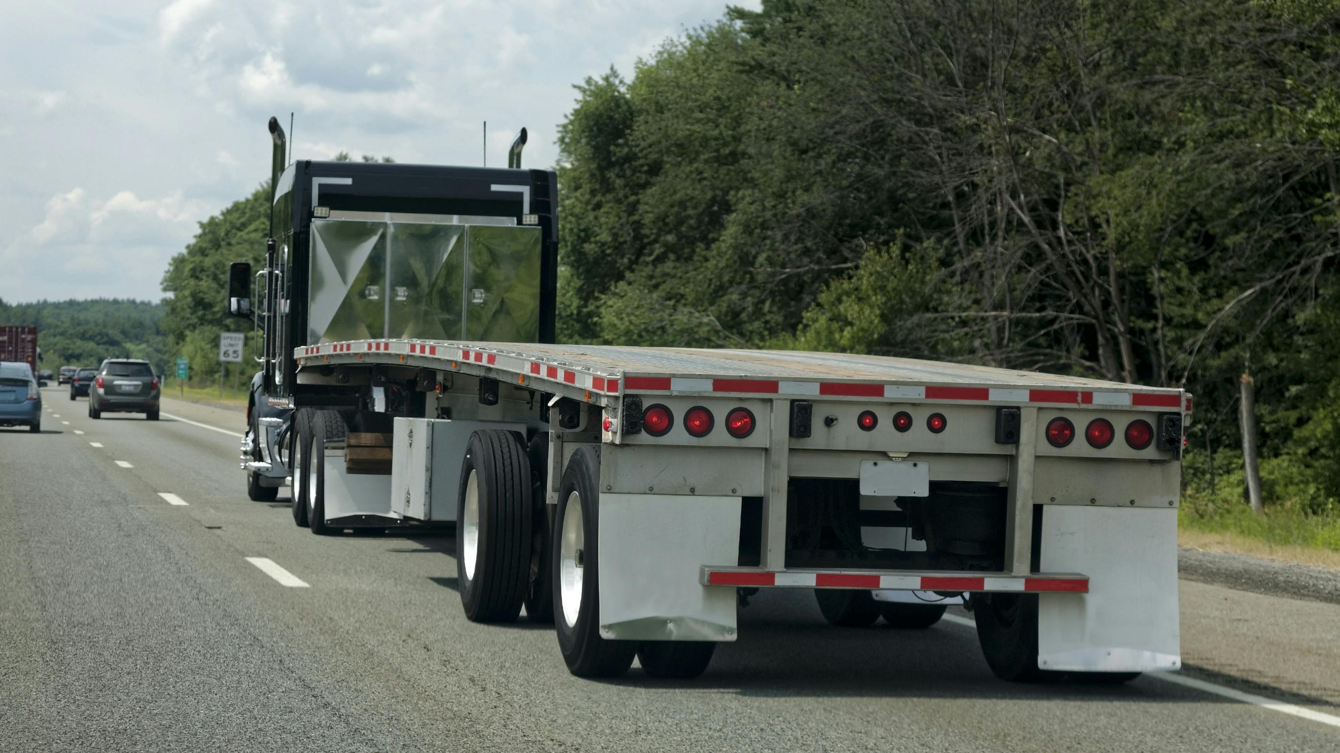 Spot market rates show mixed trends with refrigerated gains and flatbed declines