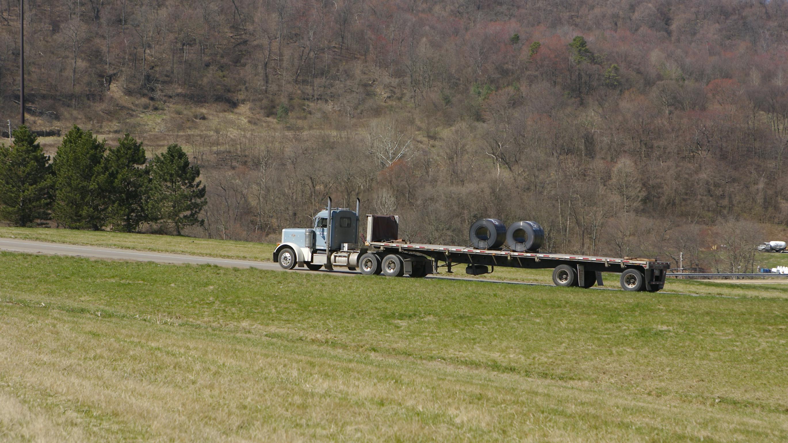 Flatbed rates hit highest level since April 2025 as spot volumes increase