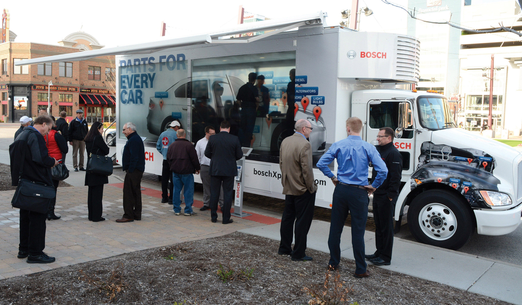 Techtour Peopleoutsidetruck 30 11449102