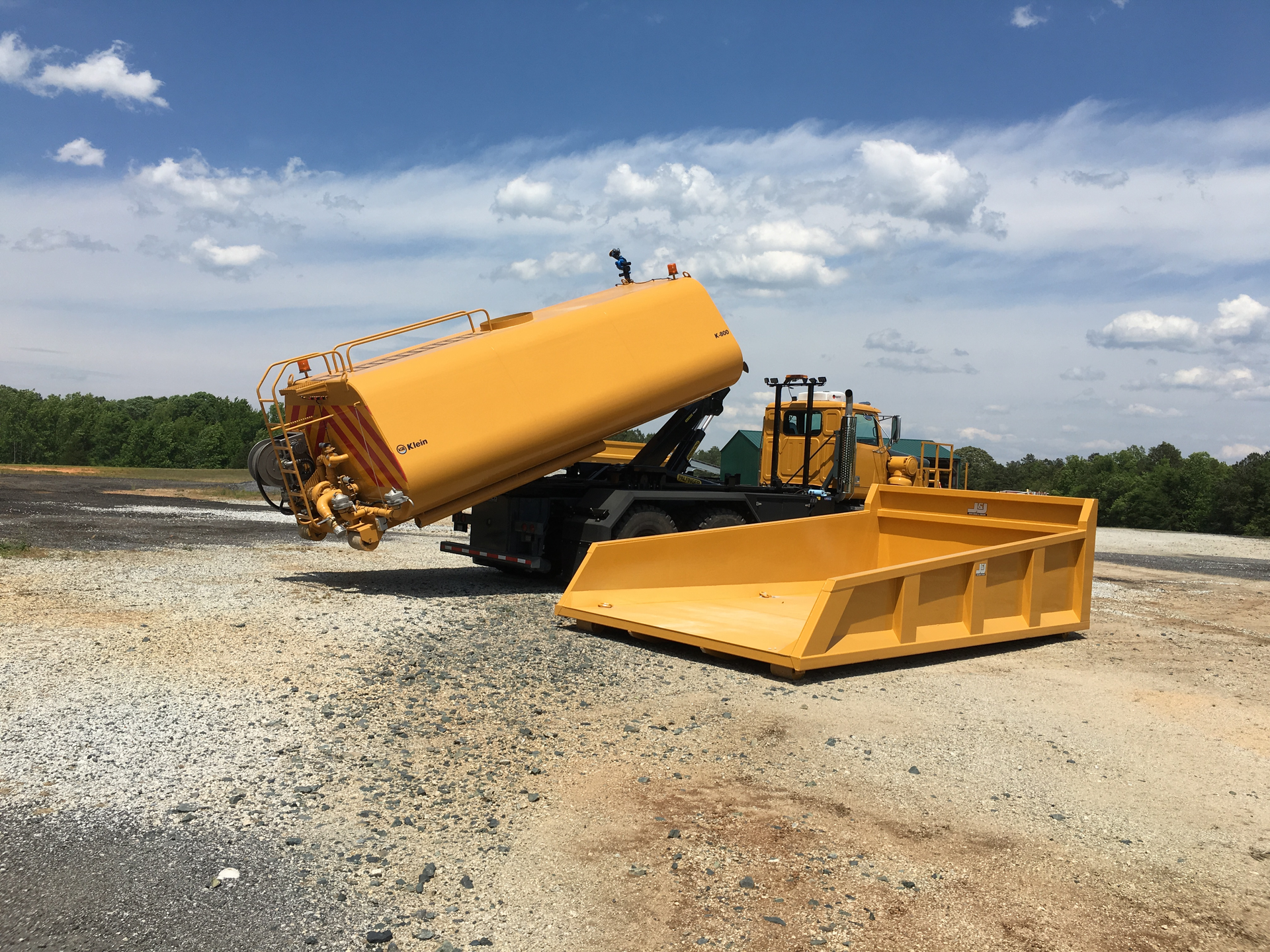 The 6900XD Offroad MBT-40, dubbed the Multi-Body Transformer for its ability to quickly change from one fully functional in cab controlled body application to another, is the first XD Offroad series offering from Western Star and a new concept for offroad equipment markets.