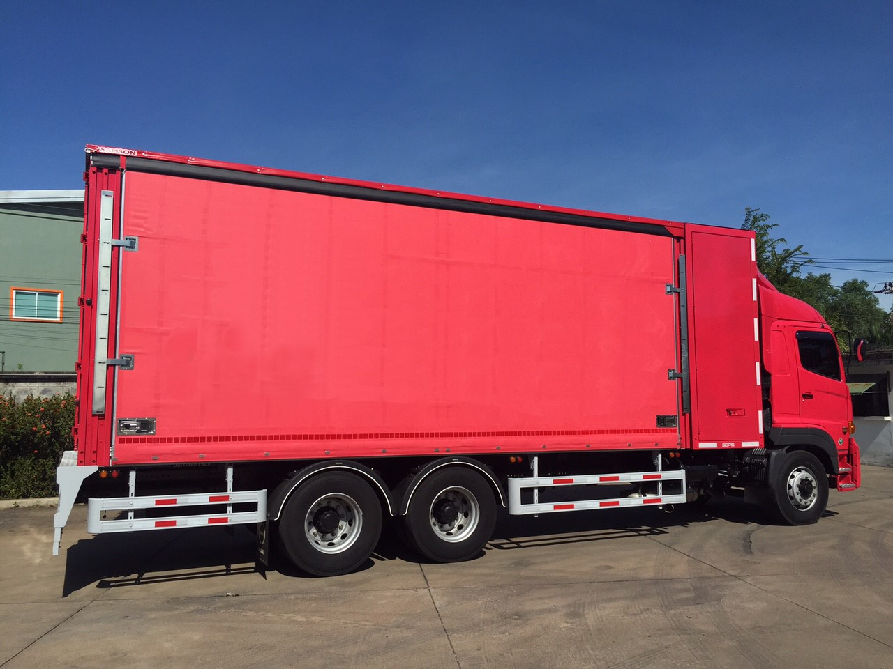 The Kin-Slider curtain-side system is intended for those fleets that use truck bodies with roll-up doors that want to pick up and deliver products with greater speed and efficiency,