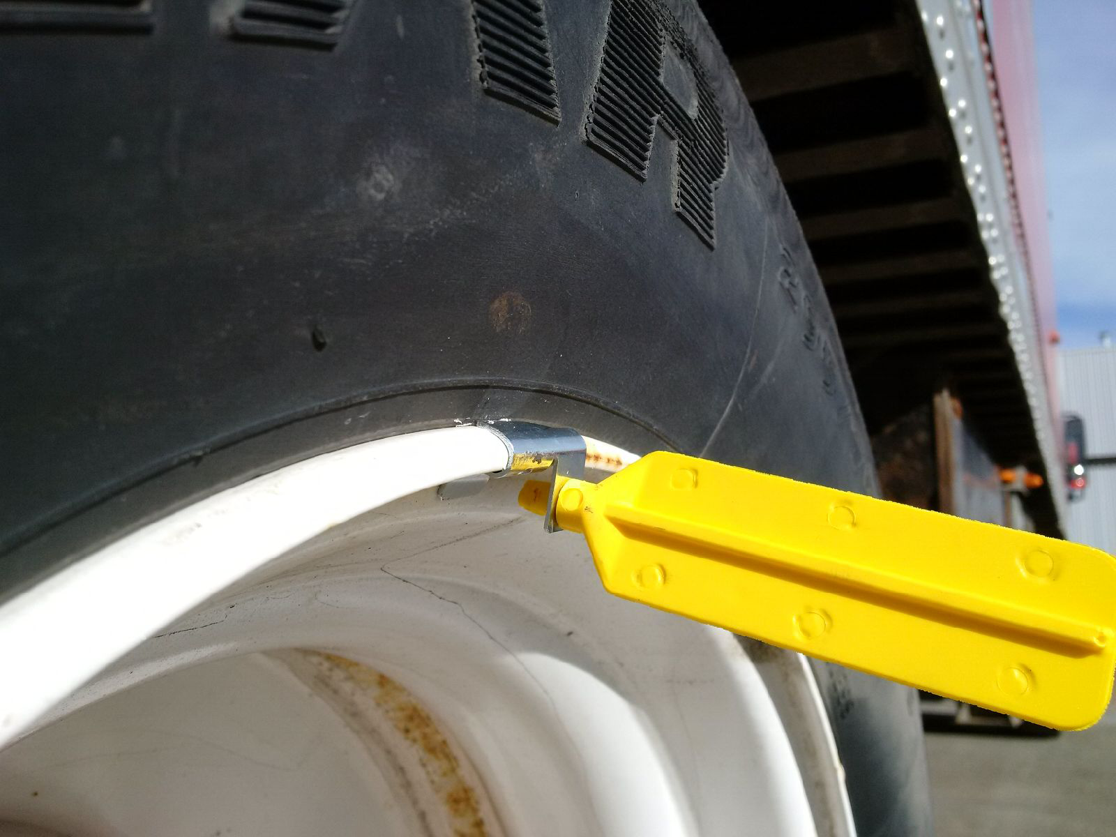 Tire Anti Skid Stick Closeup 1 586d75a9bd3a6