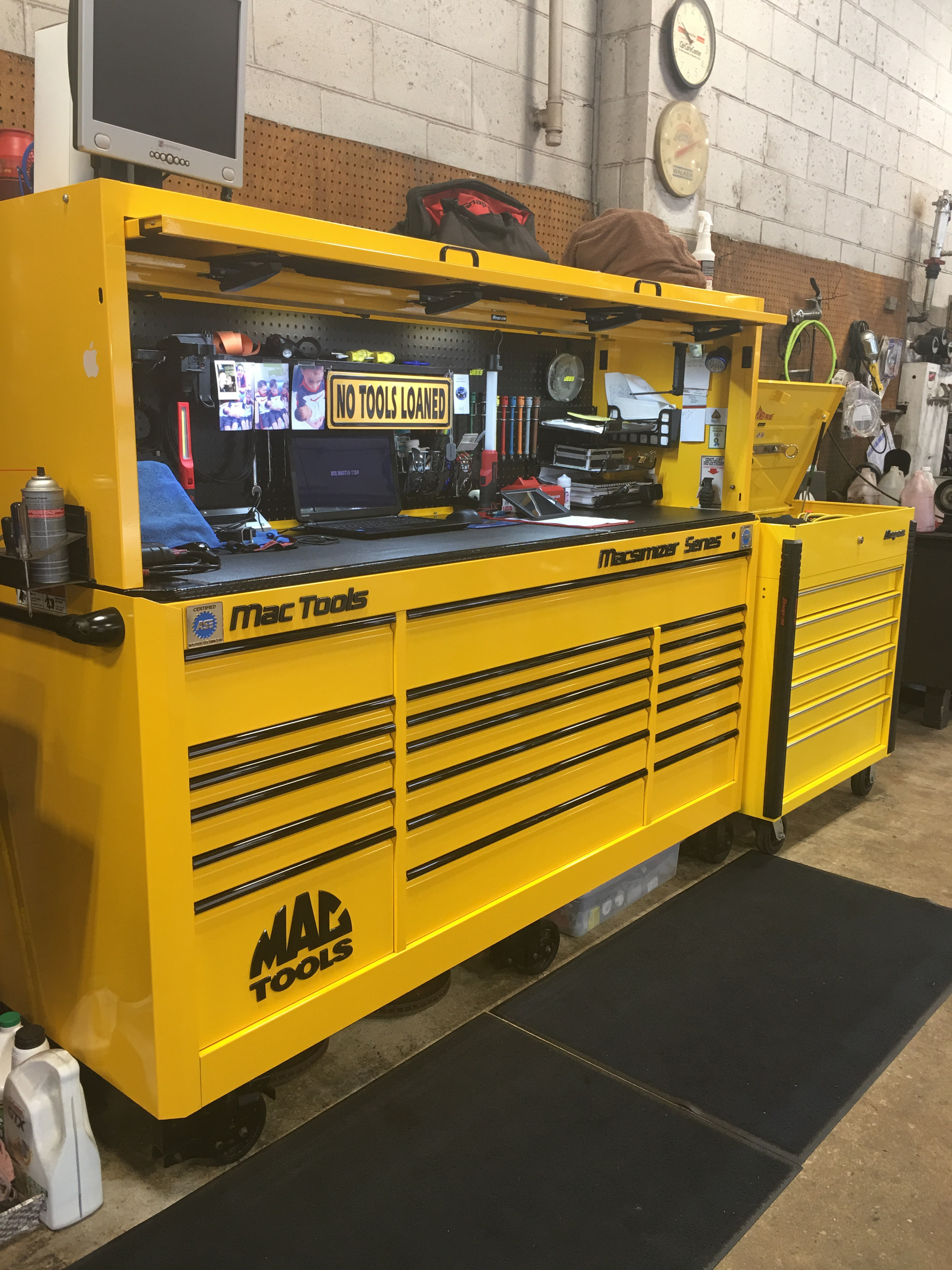 This Mac Tools Macsimizer Series box is 8&rsquo; long by 6&rsquo; high. It features a hutch and matching Snap-on tool cart.